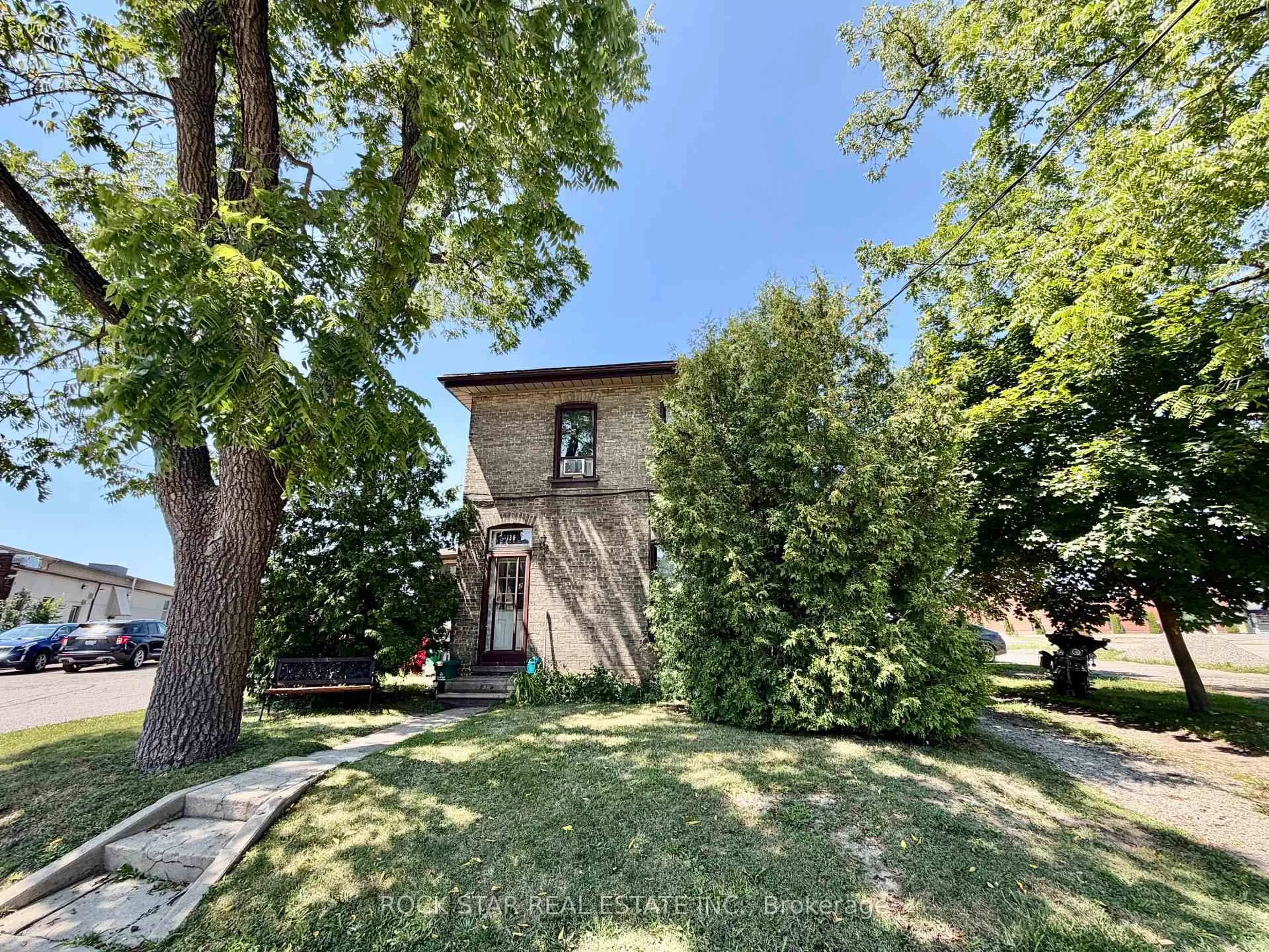 A pic from outside/outdoor area/front of a property/back of a property/a pic from drone, street for 135 Sherwood Dr, Brantford Ontario N3T 1N8