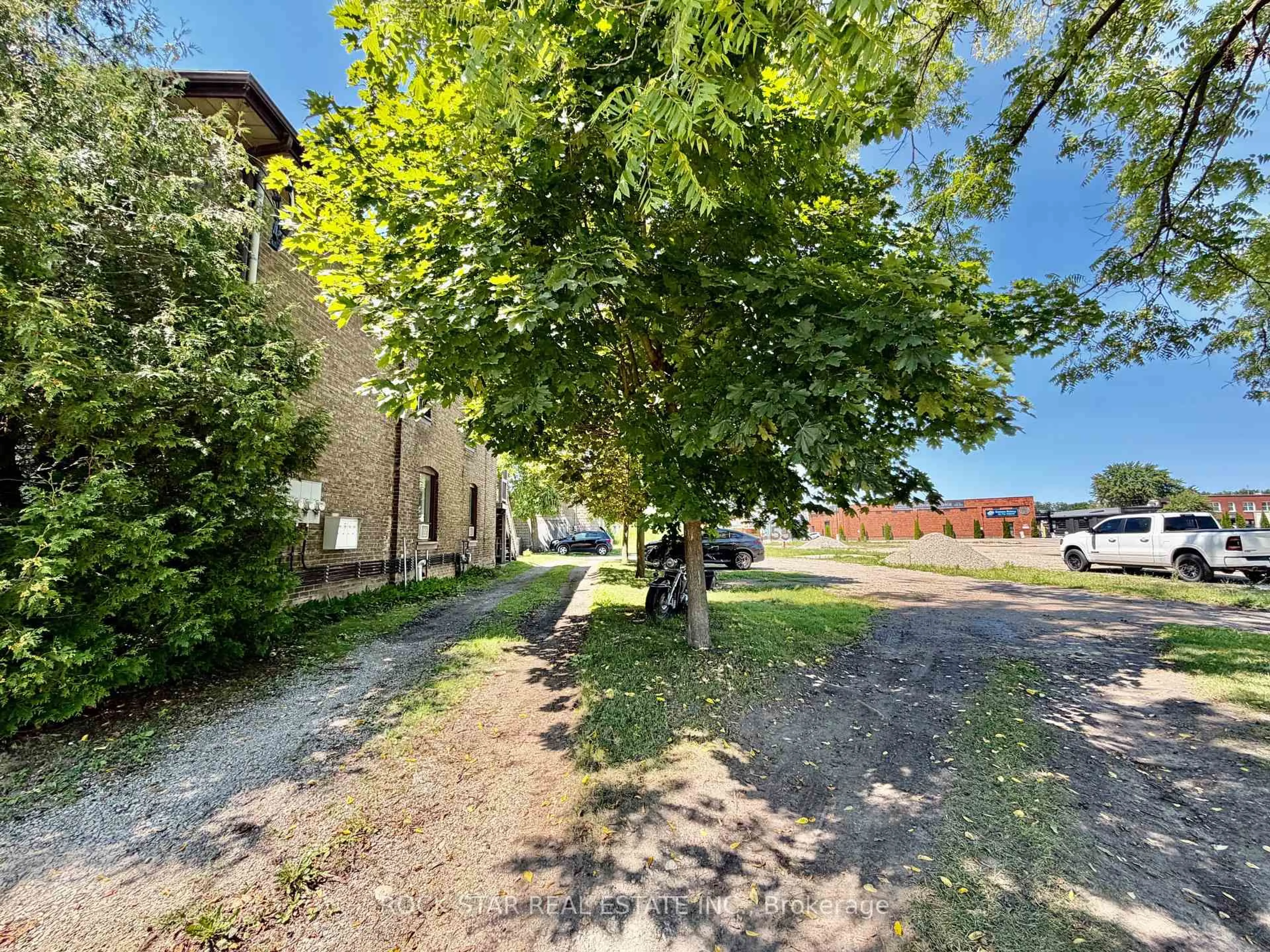 A pic from outside/outdoor area/front of a property/back of a property/a pic from drone, street for 135 Sherwood Dr, Brantford Ontario N3T 1N8