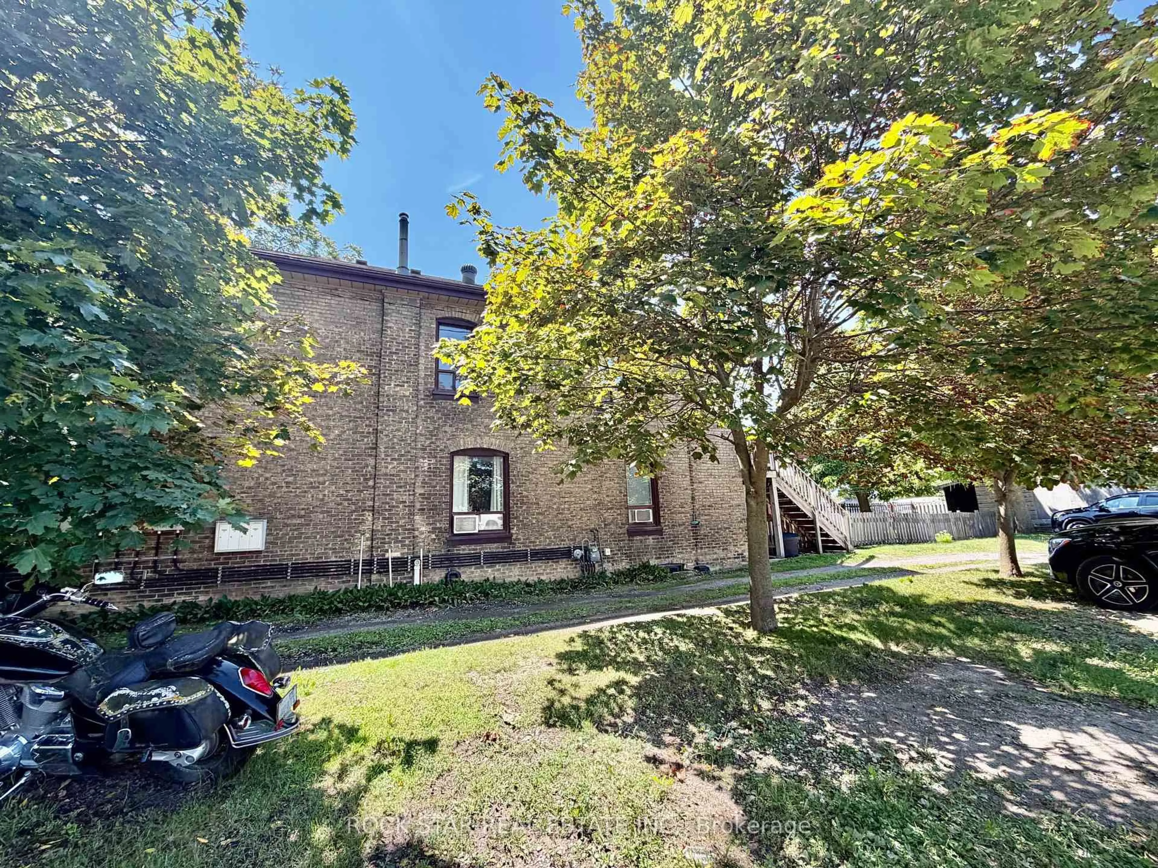 A pic from outside/outdoor area/front of a property/back of a property/a pic from drone, street for 135 Sherwood Dr, Brantford Ontario N3T 1N8