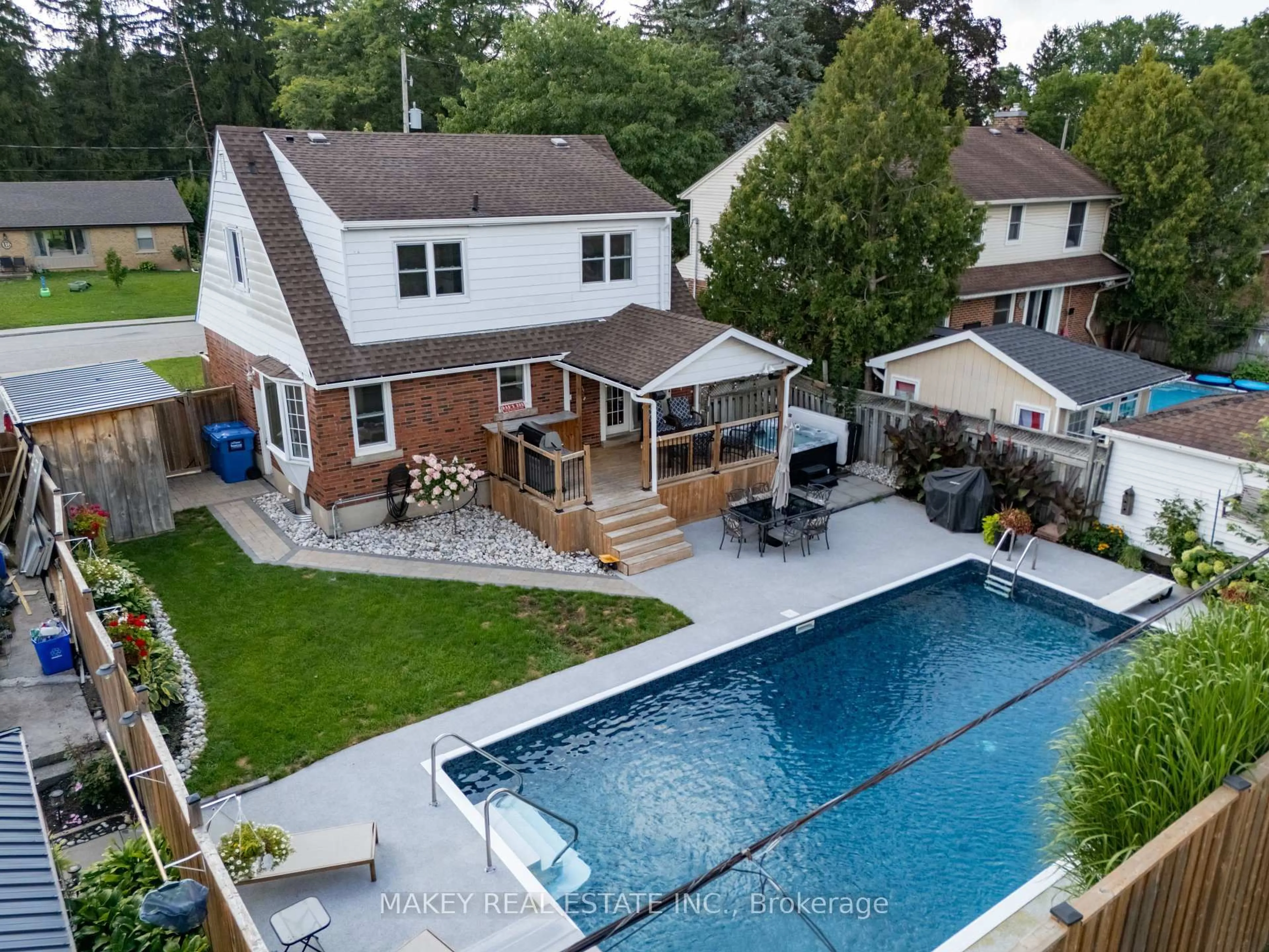 A pic from outside/outdoor area/front of a property/back of a property/a pic from drone, unknown for 115 Fairview Cres, Woodstock Ontario N4S 6L6