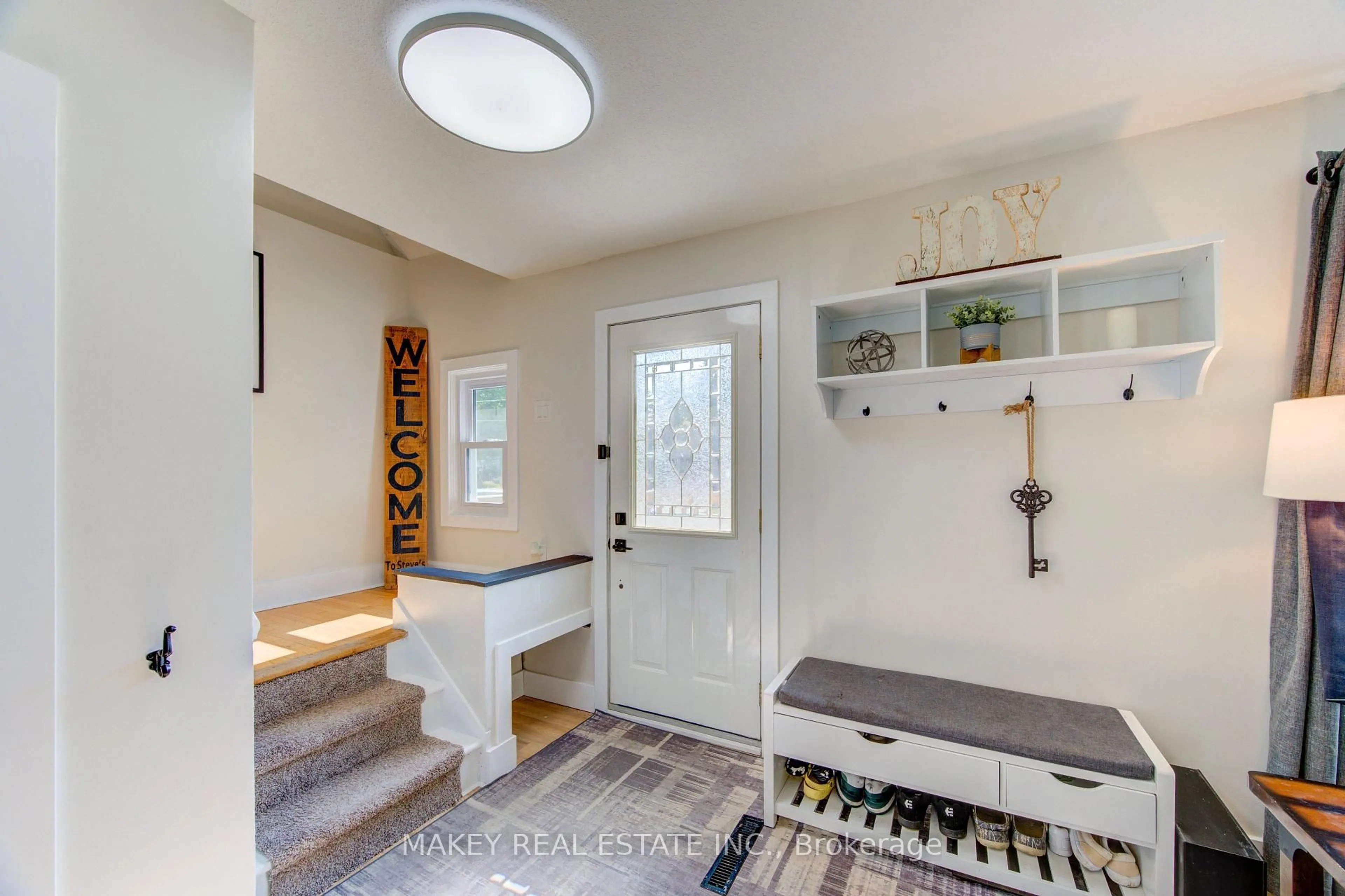 Indoor entryway for 115 Fairview Cres, Woodstock Ontario N4S 6L6