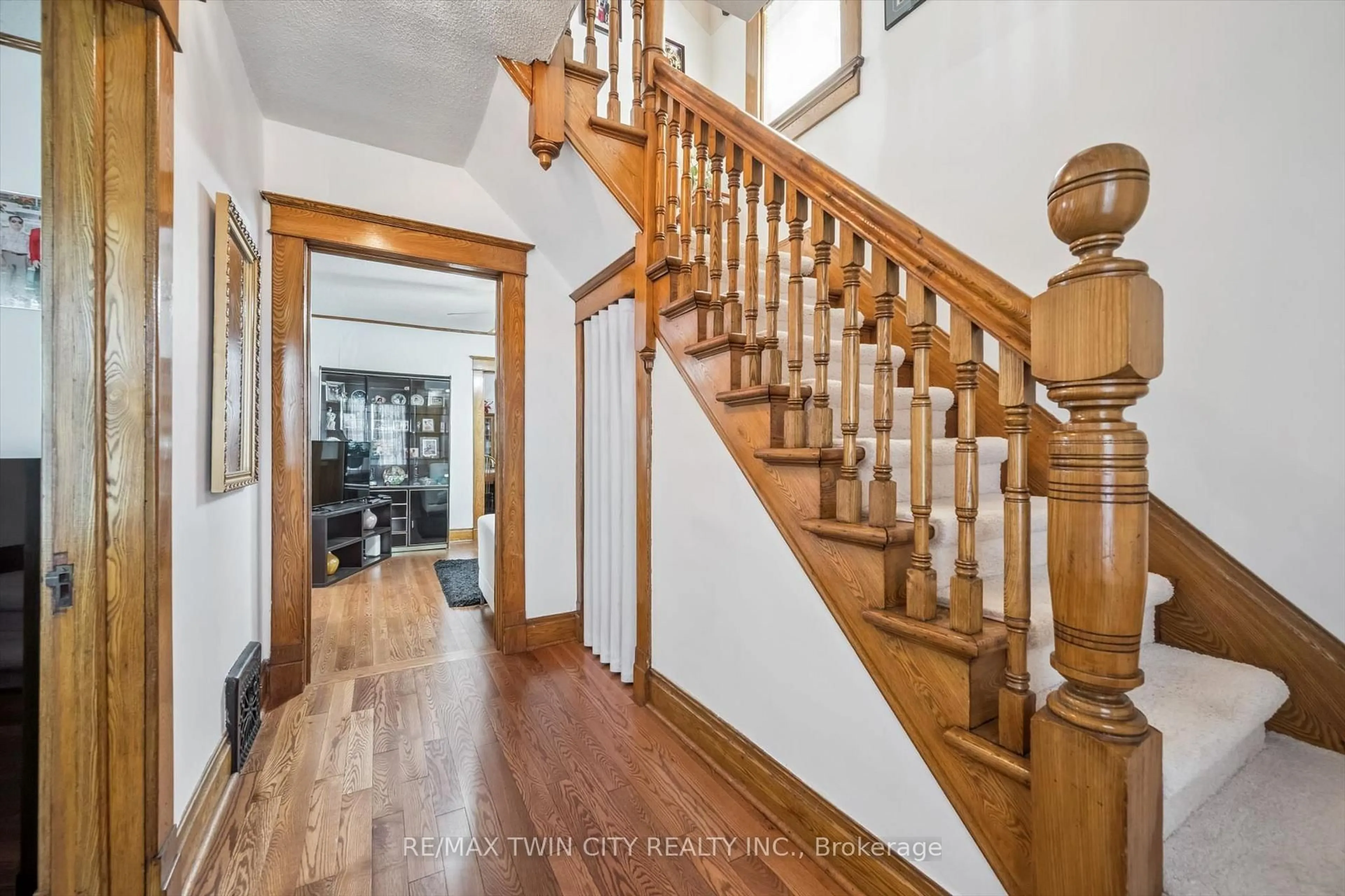Indoor foyer for 44 Walter St, Kitchener Ontario N2G 1S1