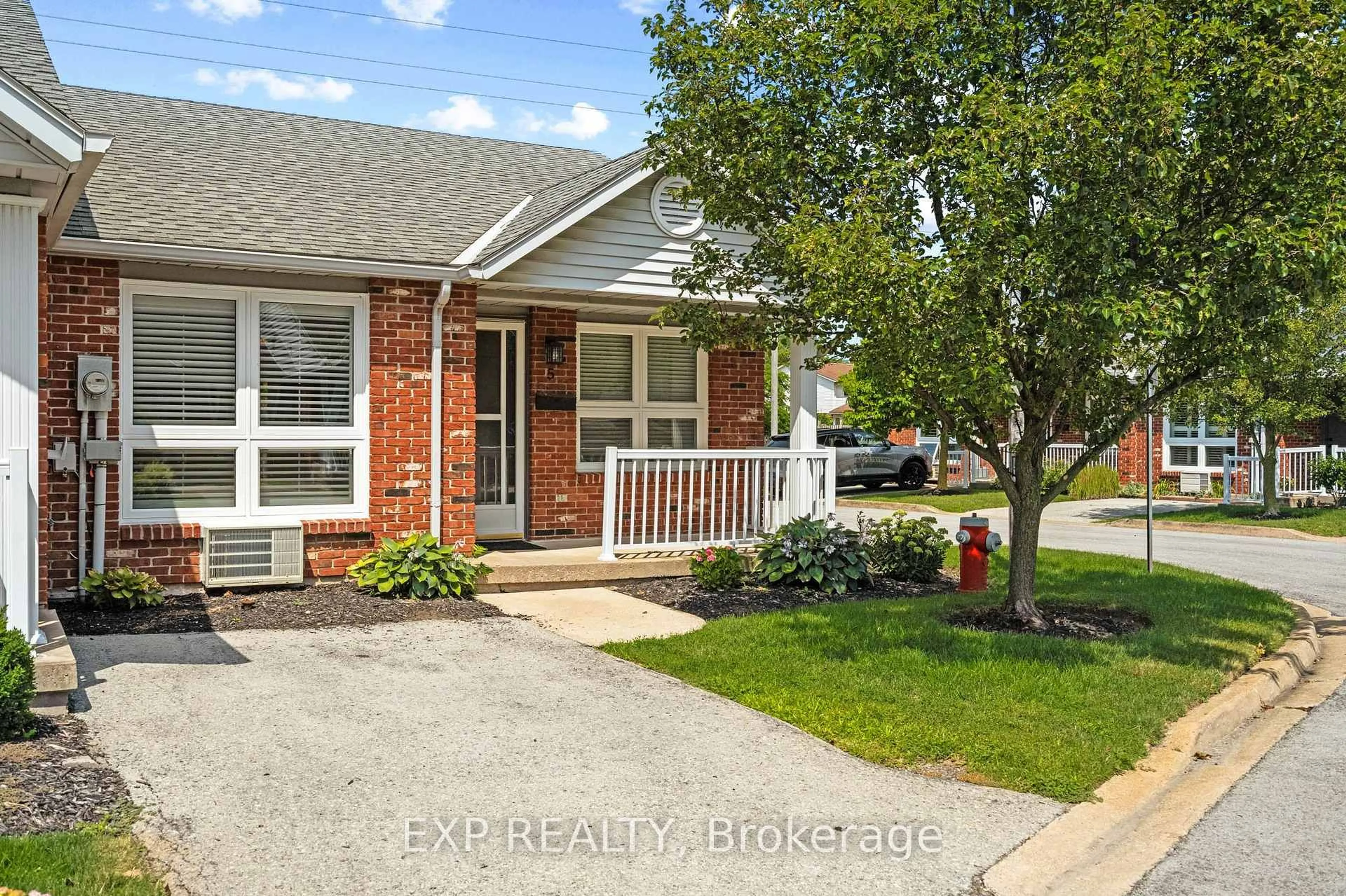 Home with brick exterior material, street for 226 VANSICKLE Rd #5, St. Catharines Ontario L2S 2S7