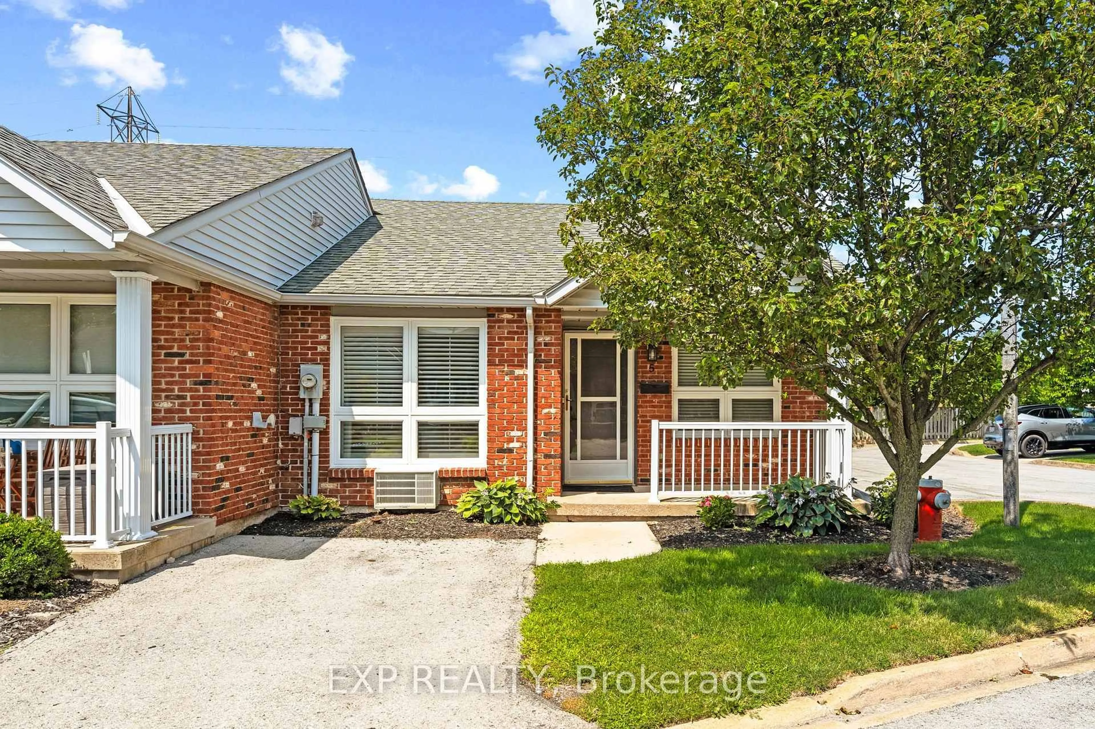 Home with brick exterior material, street for 226 VANSICKLE Rd #5, St. Catharines Ontario L2S 2S7
