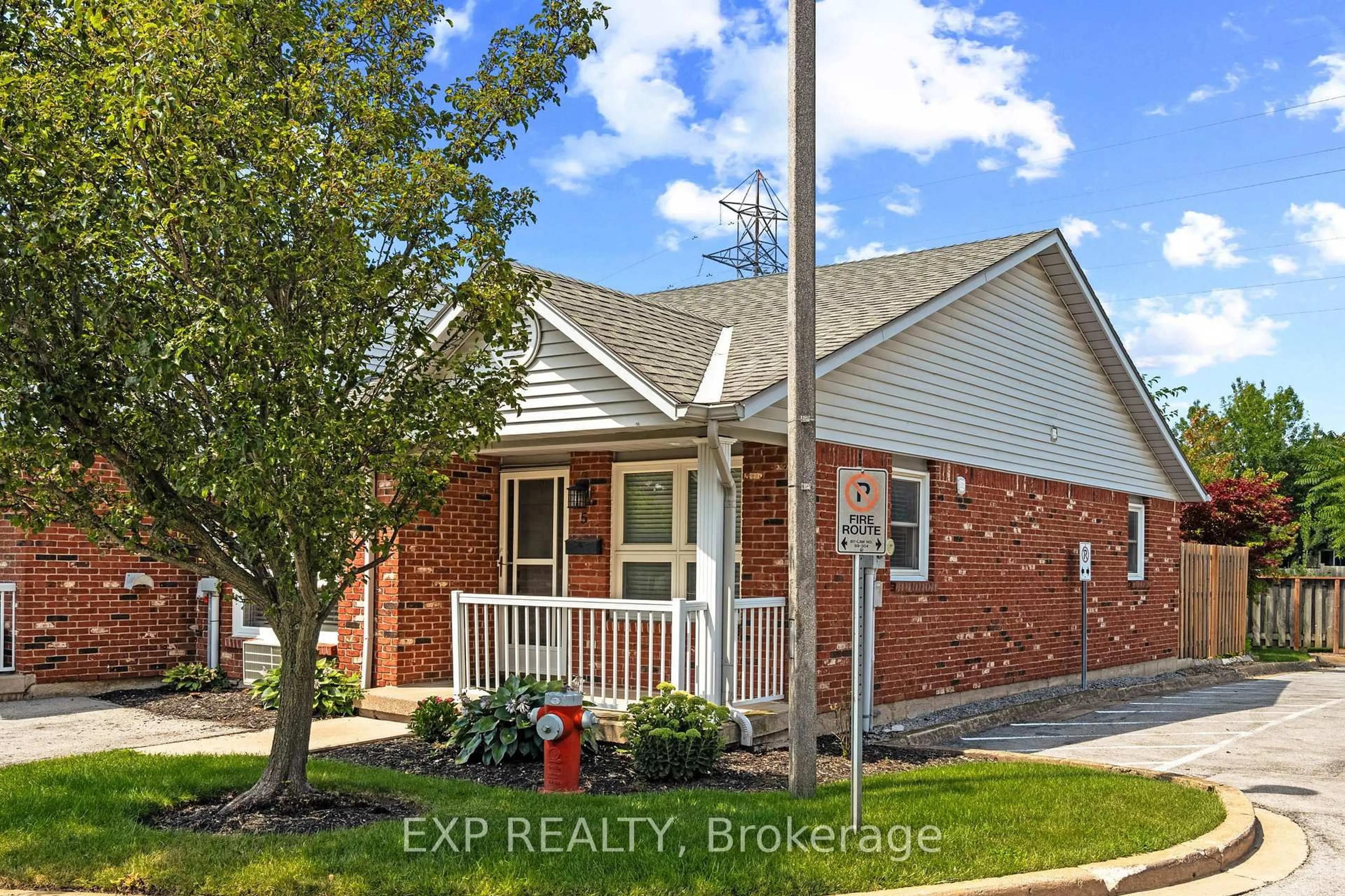 Home with brick exterior material, street for 226 VANSICKLE Rd #5, St. Catharines Ontario L2S 2S7