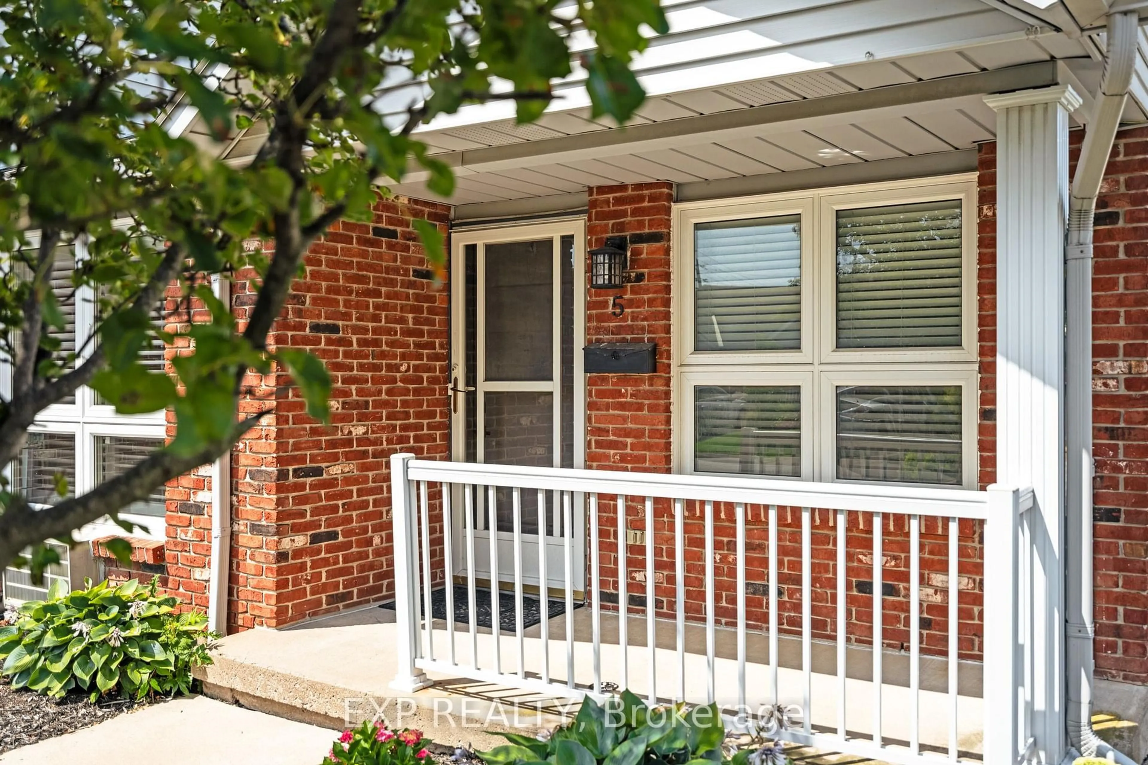 Home with brick exterior material, street for 226 VANSICKLE Rd #5, St. Catharines Ontario L2S 2S7