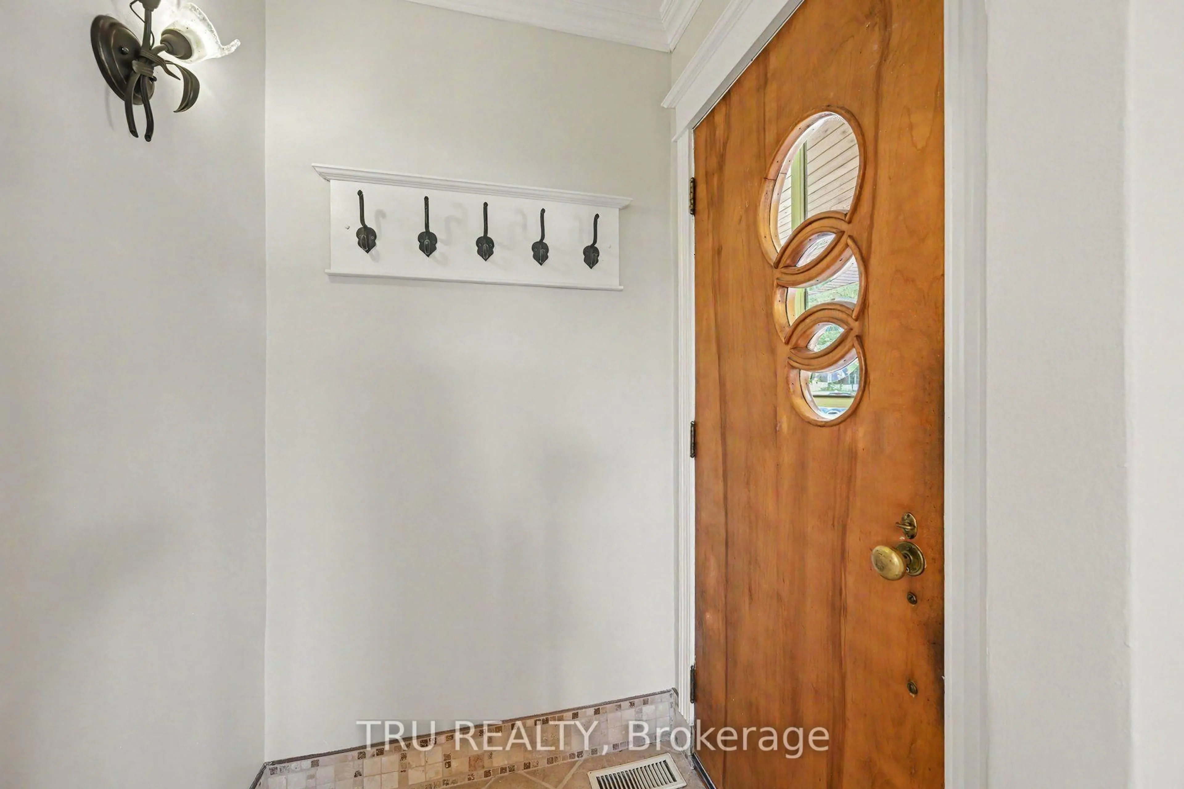 Indoor entryway for 405 Church St, Merrickville-Wolford Ontario K0G 1N0