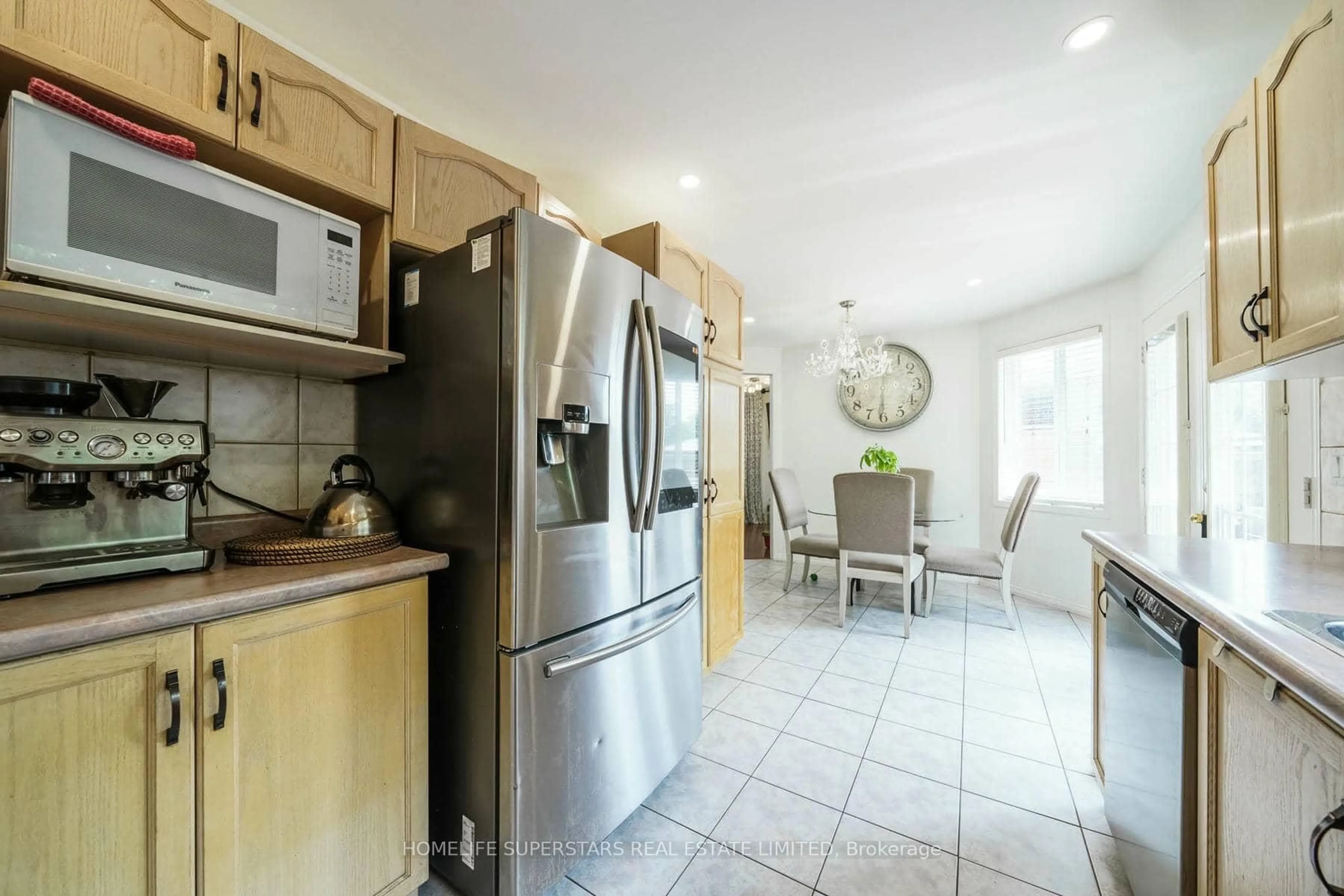 Open concept kitchen, ceramic/tile floor for 61 Lawnhurst Dr, Hamilton Ontario L8V 4N9