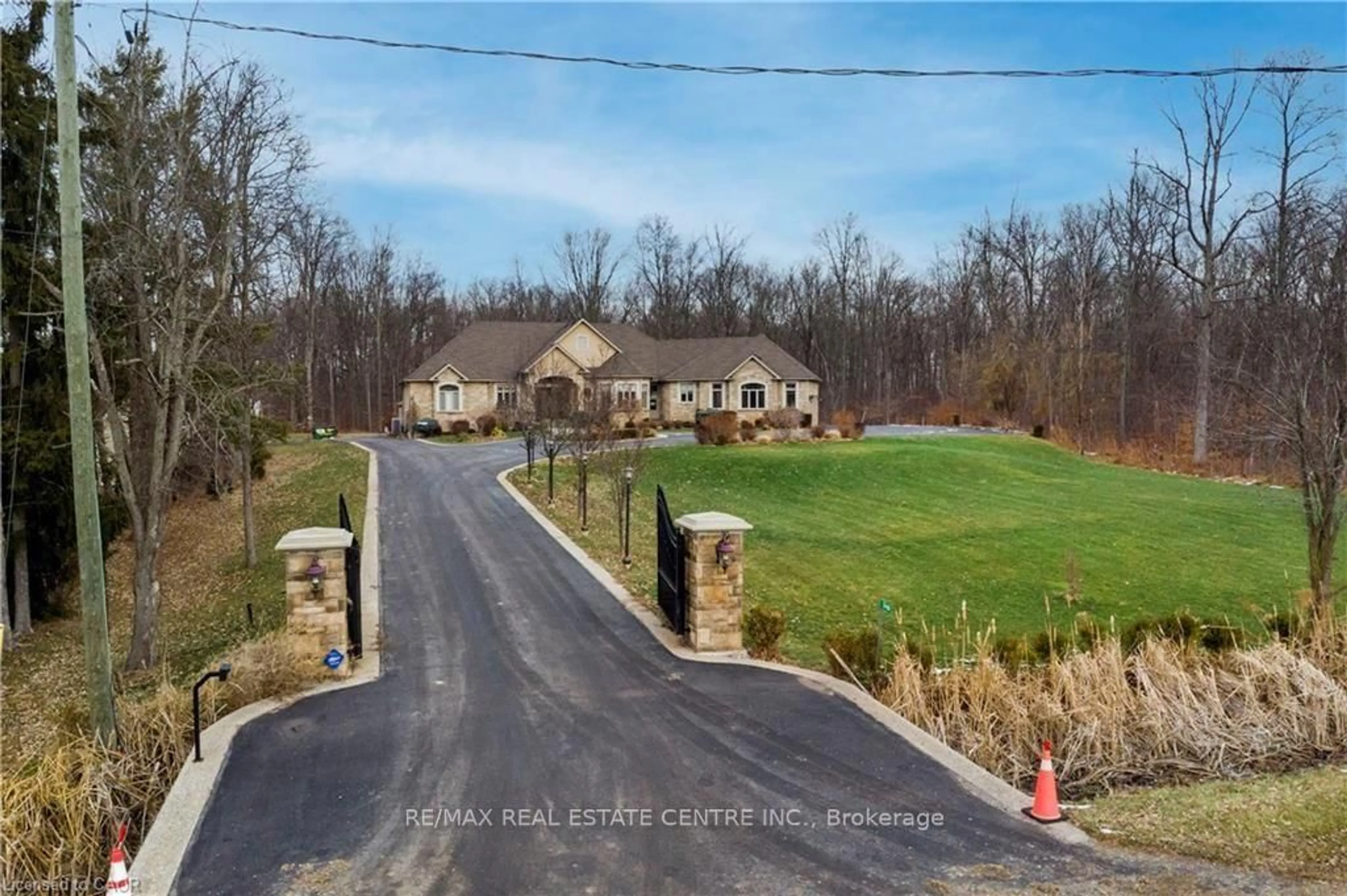 A pic from outside/outdoor area/front of a property/back of a property/a pic from drone, street for 340 Golf Club Rd, Hamilton Ontario L0R 1P0
