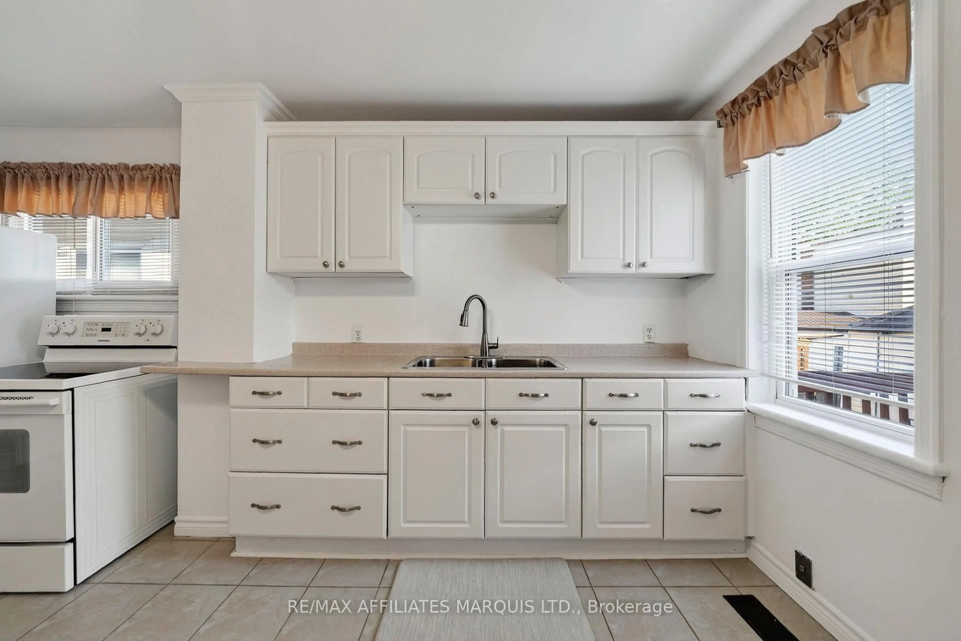 Standard kitchen, ceramic/tile floor for 331 Carleton St, Cornwall Ontario K6H 4X6