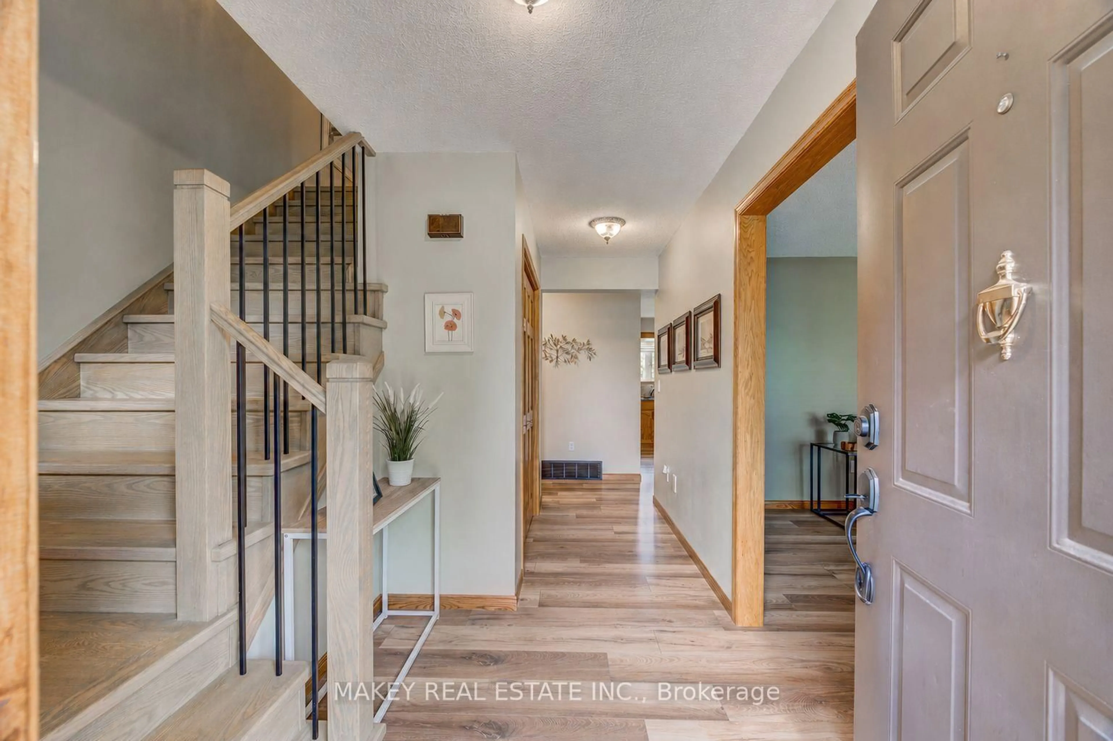 Indoor entryway for 671 Main St, Norwich Ontario N0J 1C0