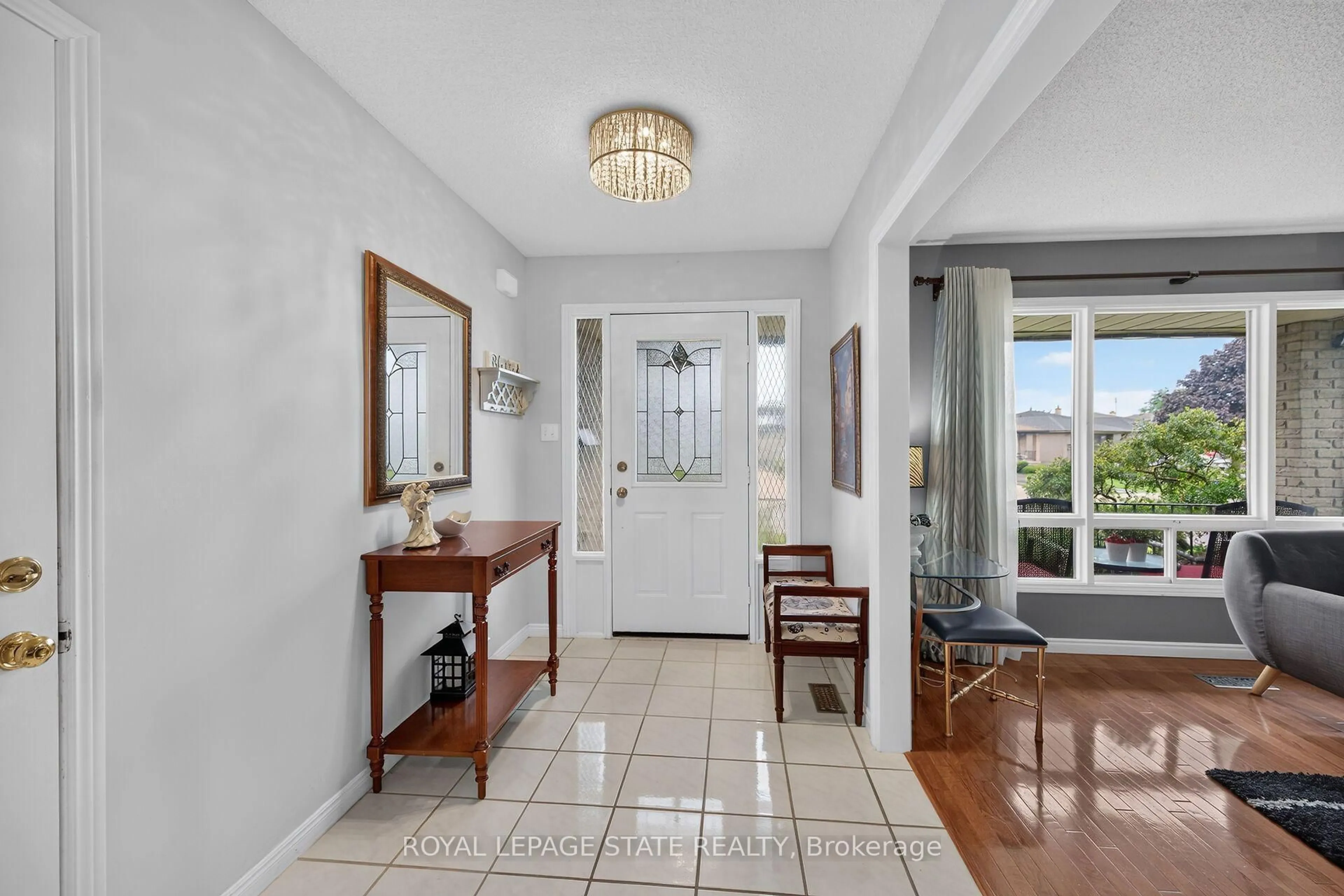 Indoor entryway for 408 Rexford Dr, Hamilton Ontario L8W 2M6