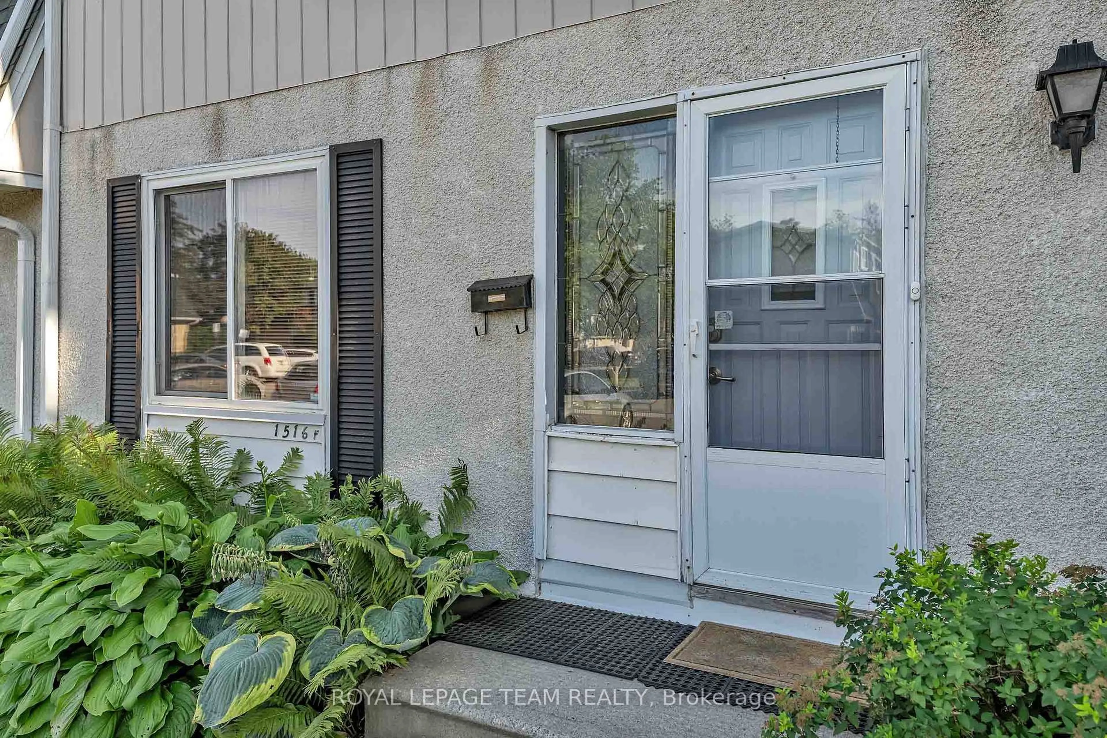 Indoor entryway for 1516 Beaverpond Dr #F, Ottawa Ontario K1B 3R9