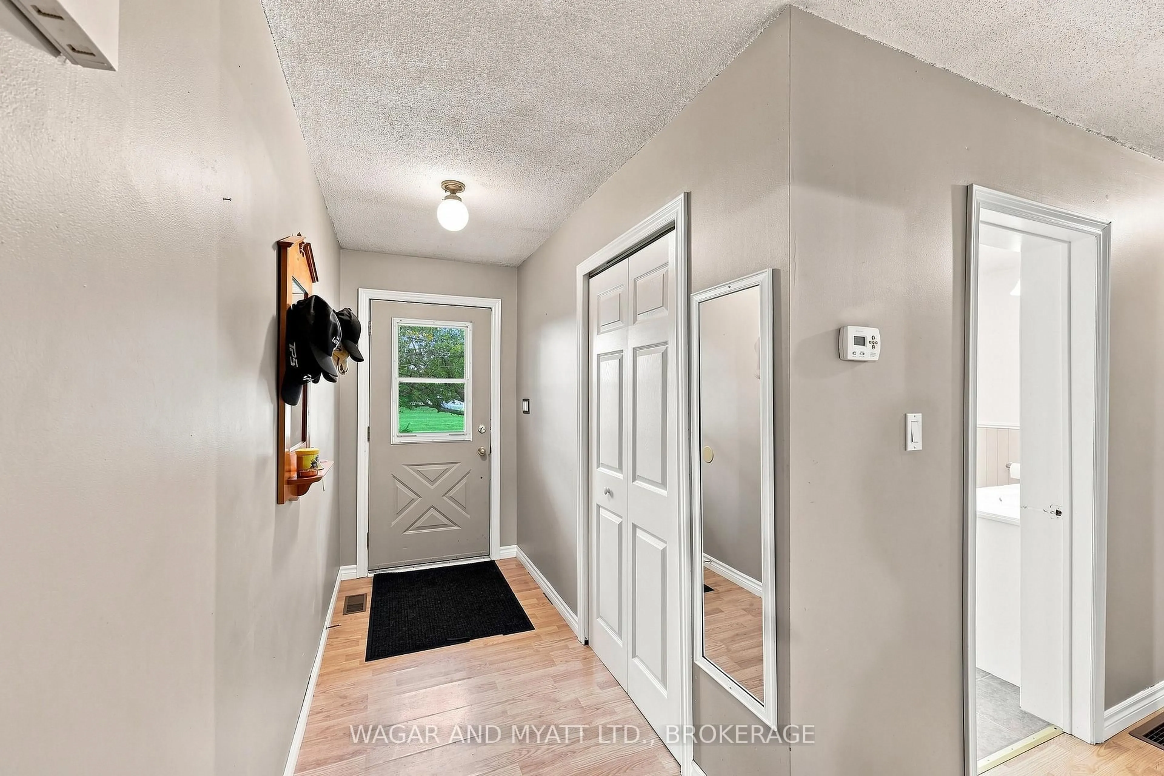 Indoor entryway for 7414 2 Highway, Shannonville Ontario K0K 2N0