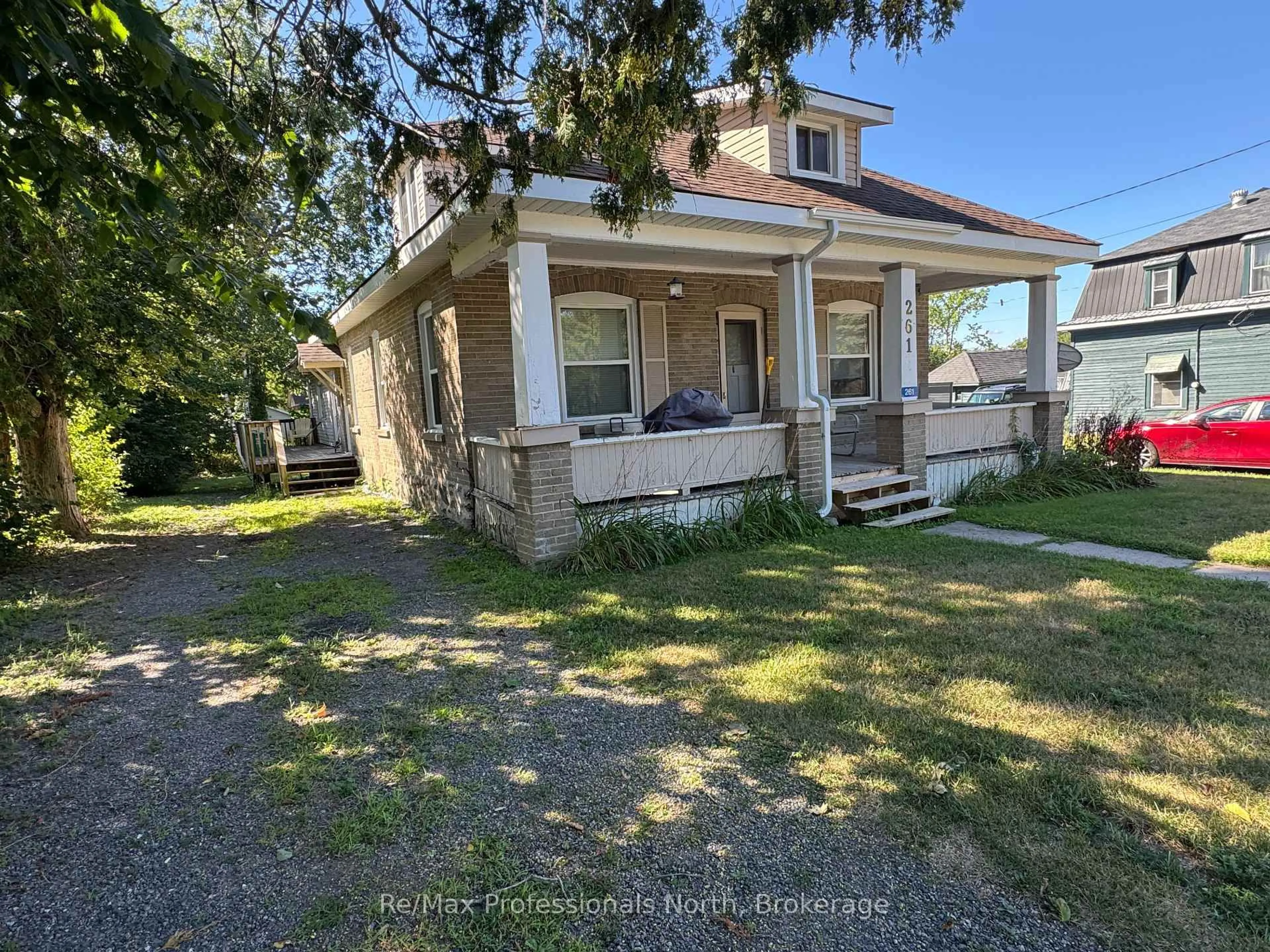 A pic from outside/outdoor area/front of a property/back of a property/a pic from drone, street for 261 HOTCHKISS St, Gravenhurst Ontario P1P 1H7