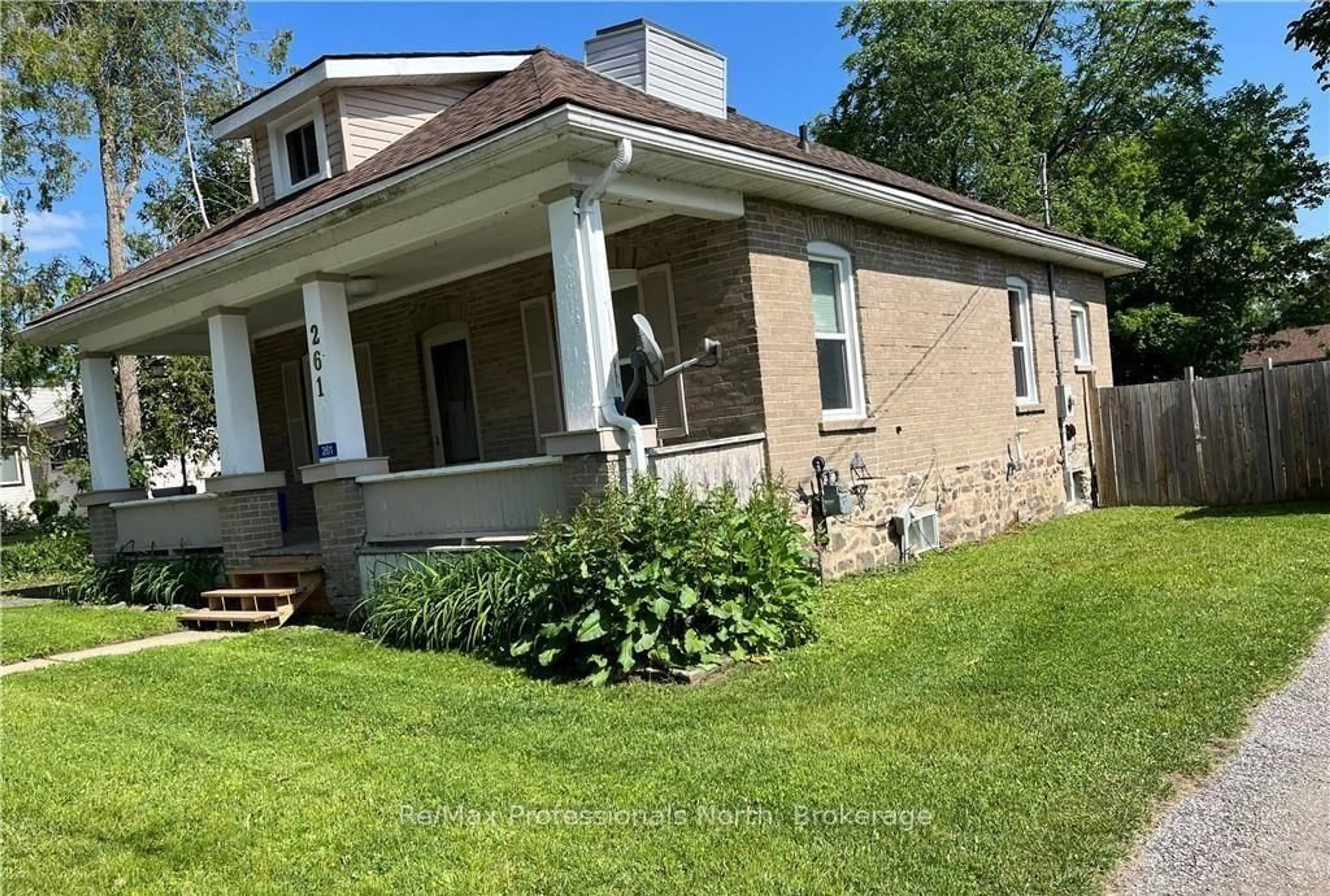 Home with brick exterior material, unknown for 261 HOTCHKISS St, Gravenhurst Ontario P1P 1H7