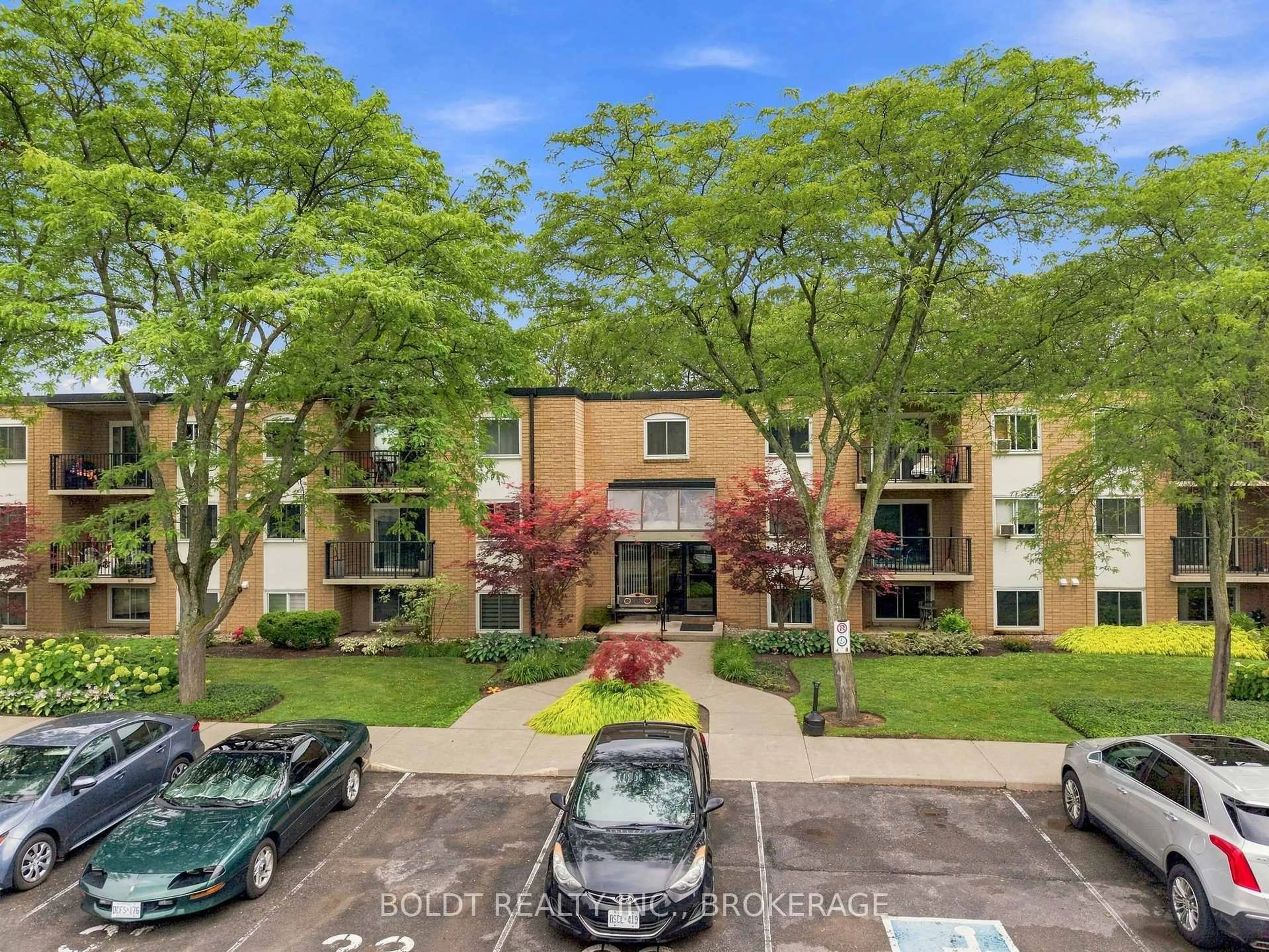 A pic from outside/outdoor area/front of a property/back of a property/a pic from drone, unknown for 6 Westlake Lane #110, St. Catharines Ontario L2N 5S3