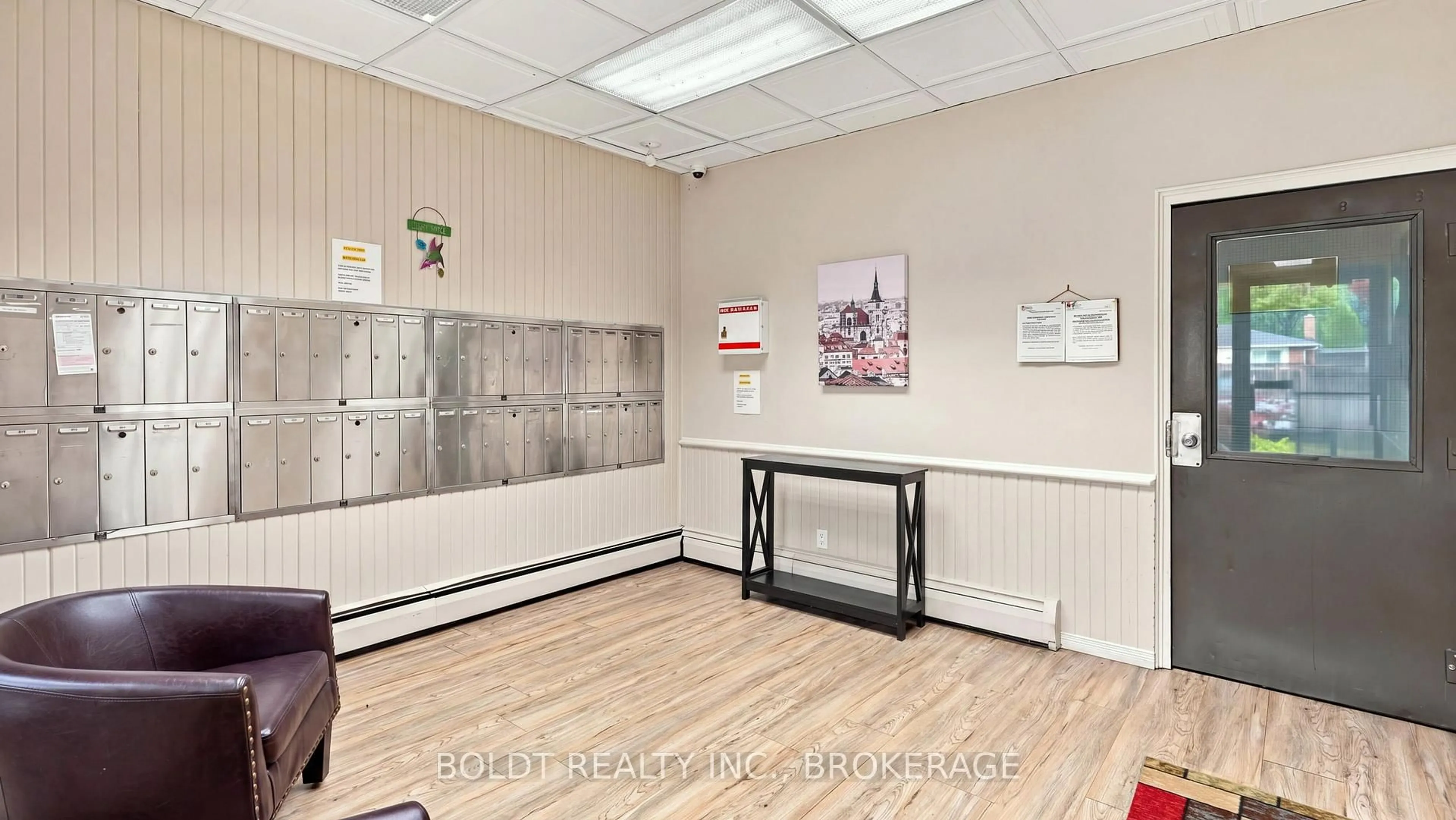 Indoor foyer for 6 Westlake Lane #110, St. Catharines Ontario L2N 5S3
