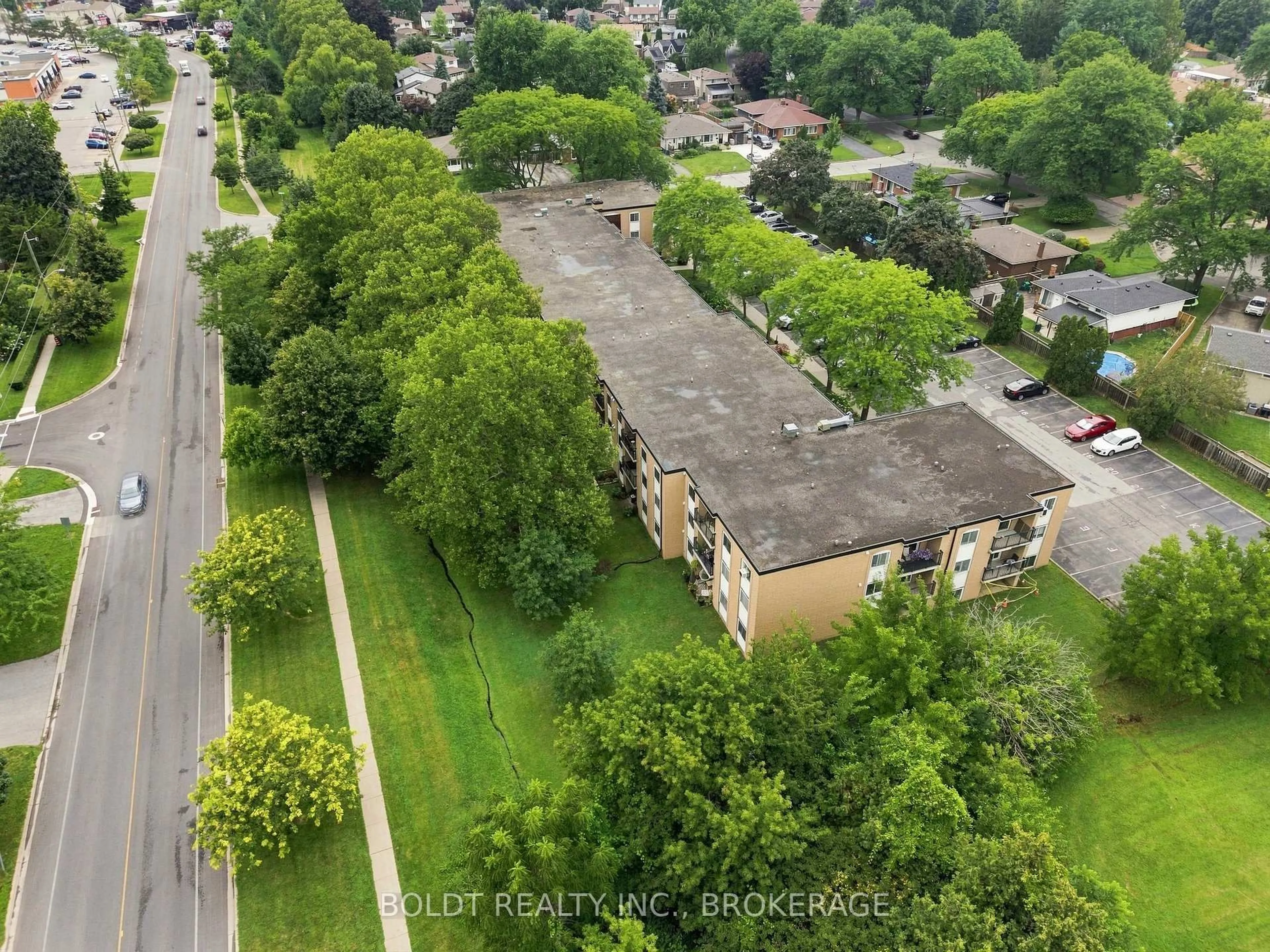 A pic from outside/outdoor area/front of a property/back of a property/a pic from drone, unknown for 6 Westlake Lane #110, St. Catharines Ontario L2N 5S3
