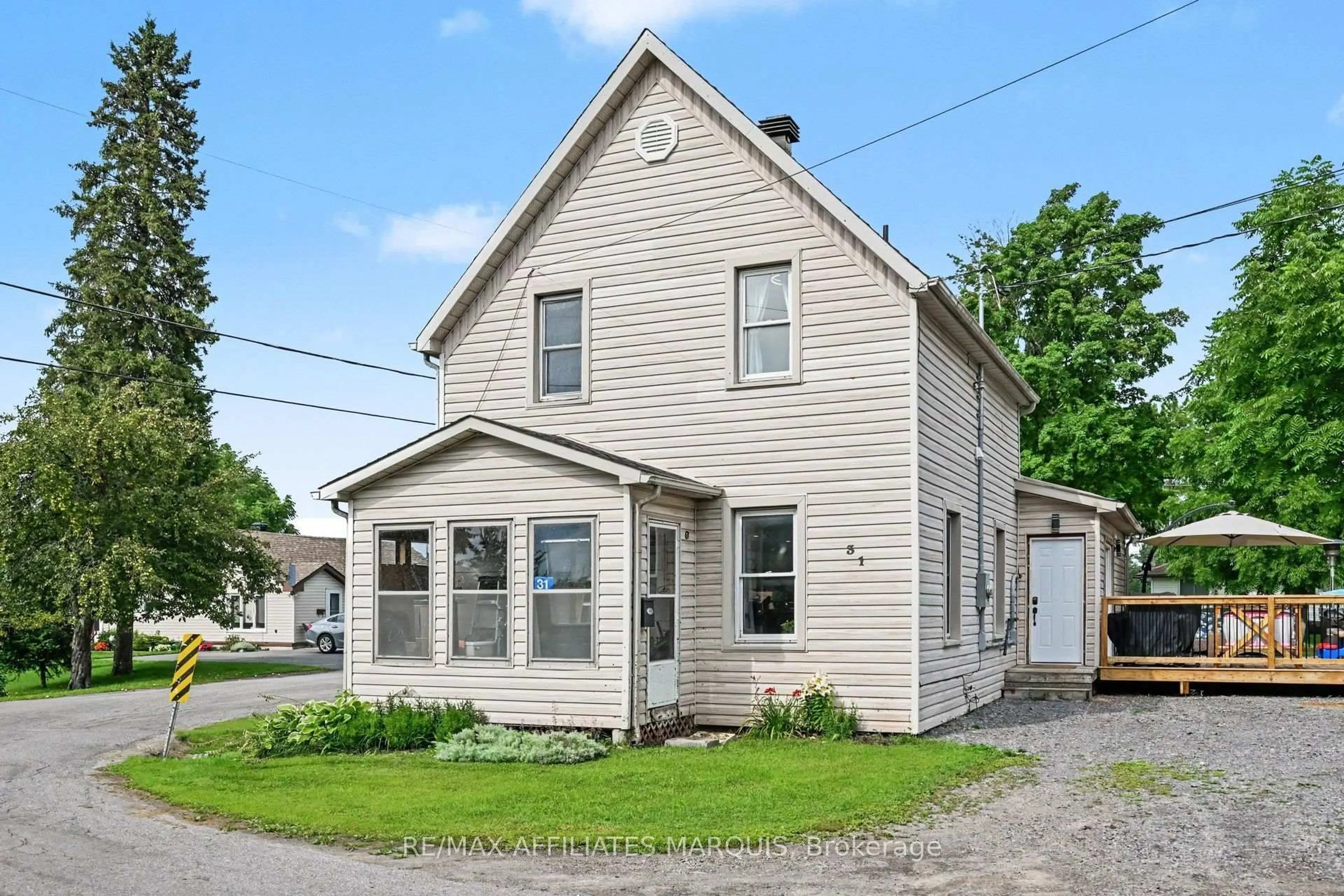 Home with vinyl exterior material, street for 31 Minto Ave, Smiths Falls Ontario K7A 2X8