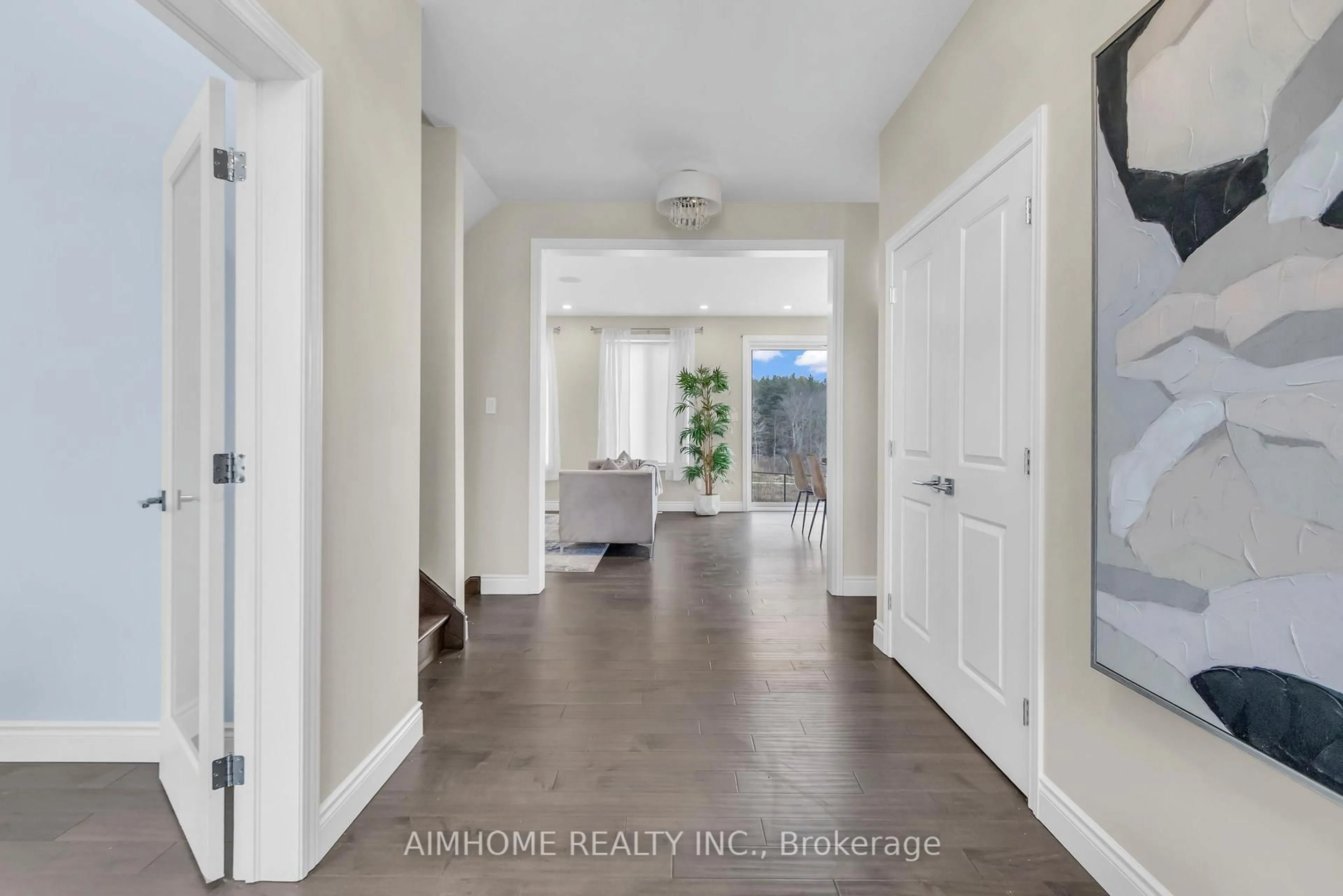 Indoor entryway for 2668 Kains Rd, London South Ontario N6K 0K9