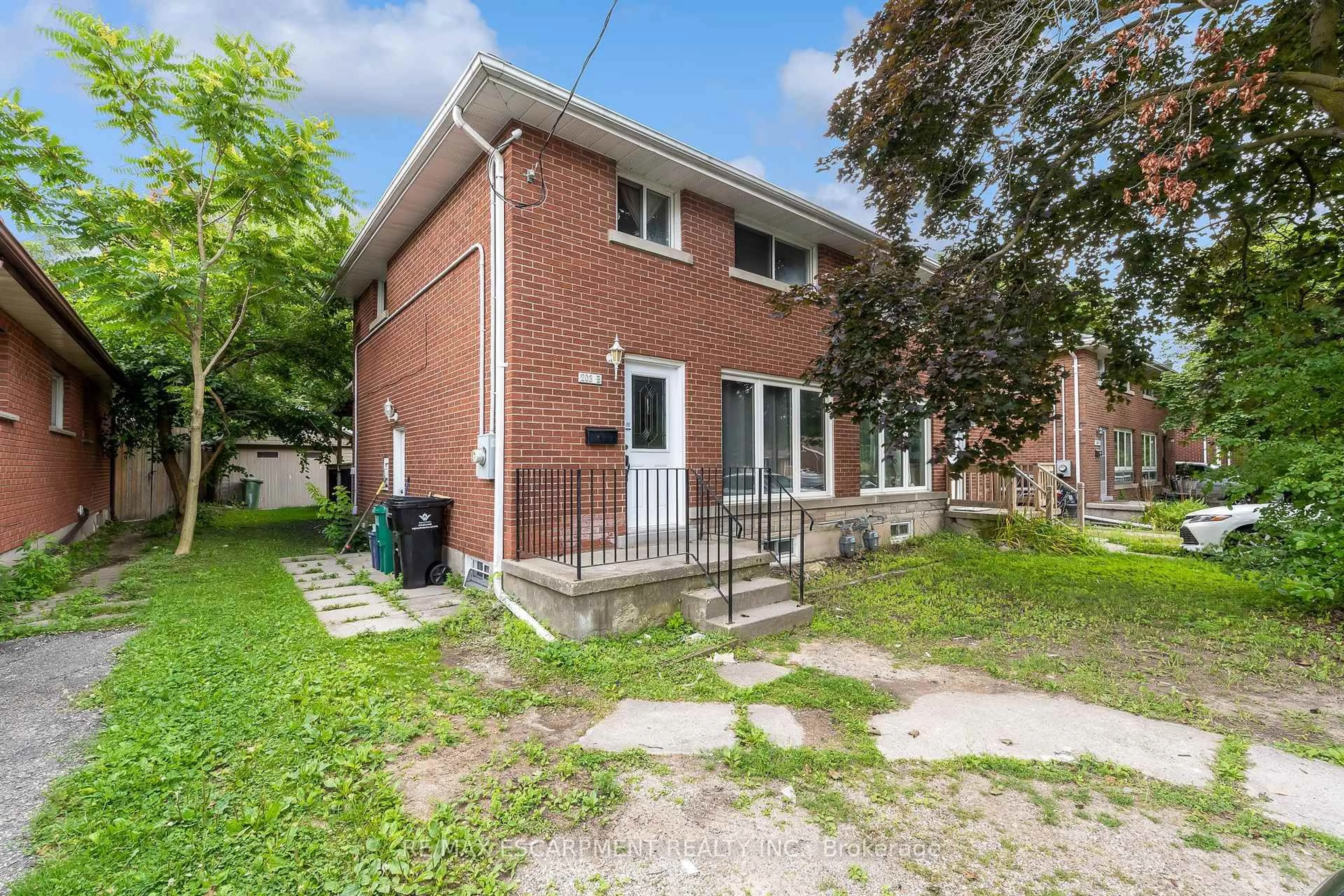 Unknown for 203B Erb St, Waterloo Ontario N2J 1M7