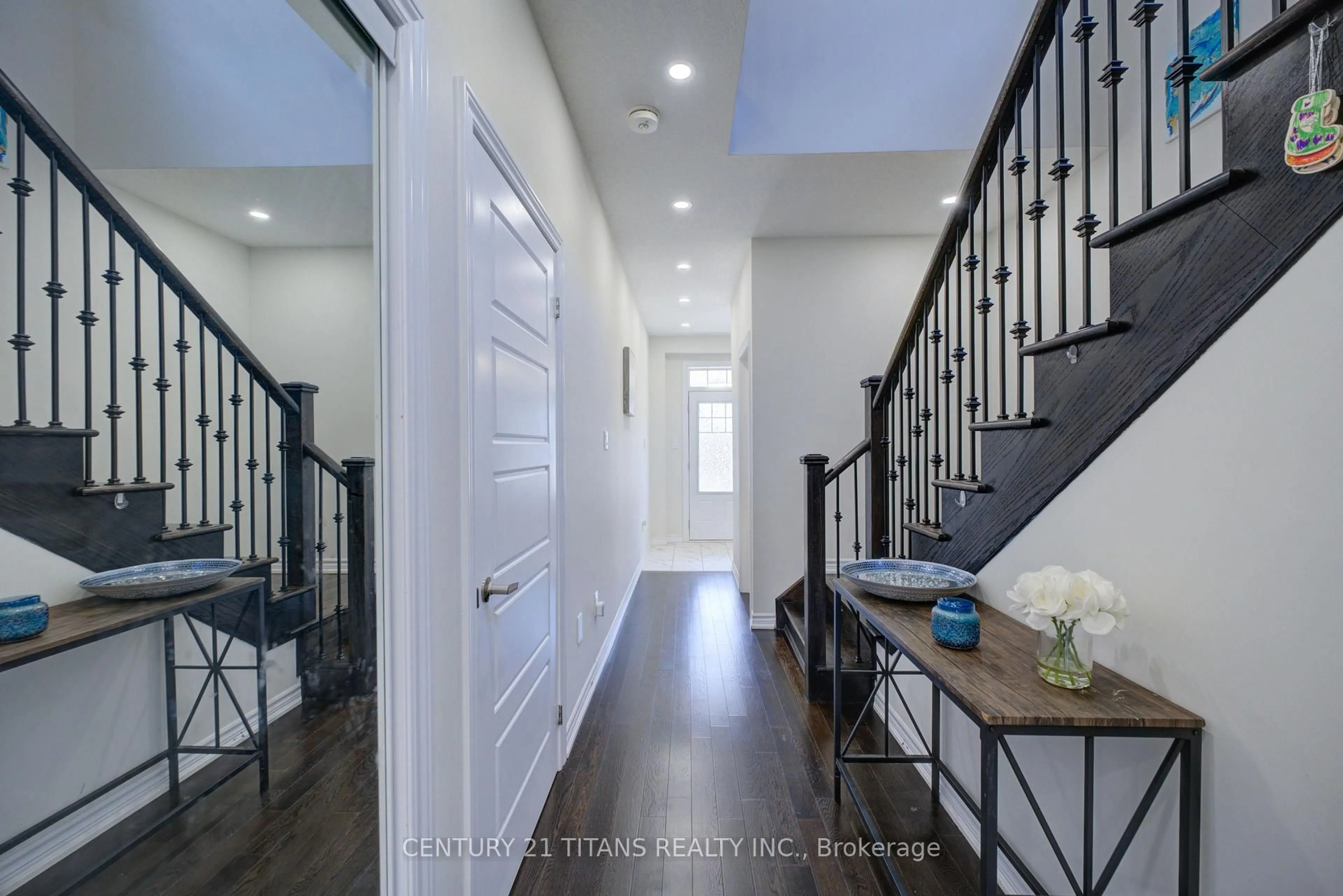 Indoor entryway for 12 Mclaren Ave, Brantford Ontario N3T 0T3