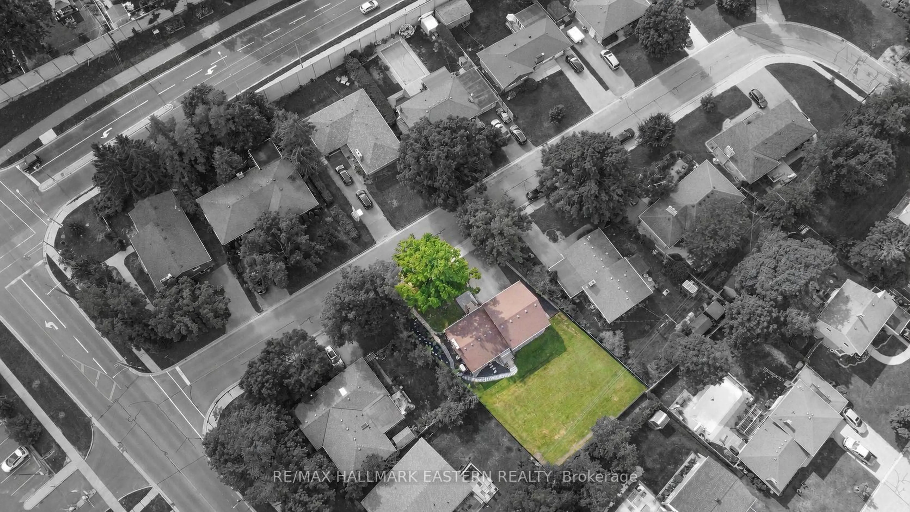 A pic from outside/outdoor area/front of a property/back of a property/a pic from drone, street for 780 Hopkins Ave, Peterborough Ontario K9J 4Y8