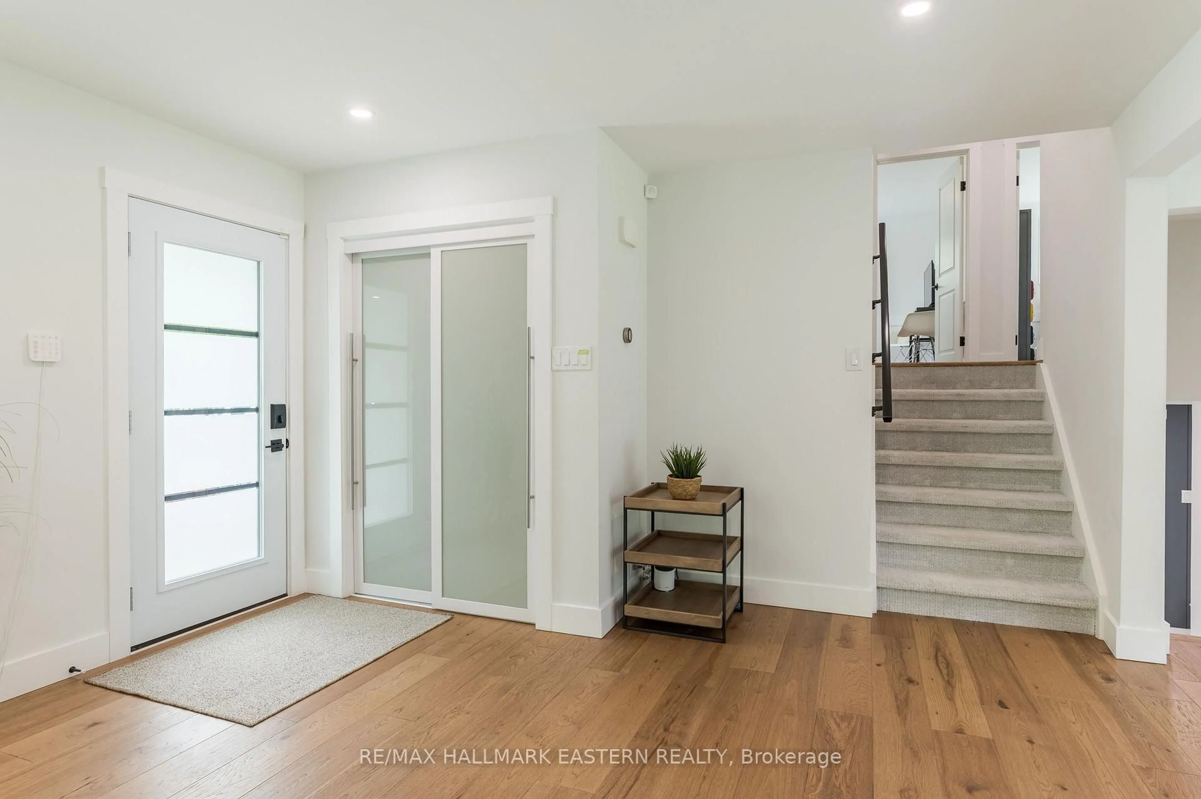 Indoor entryway for 780 Hopkins Ave, Peterborough Ontario K9J 4Y8