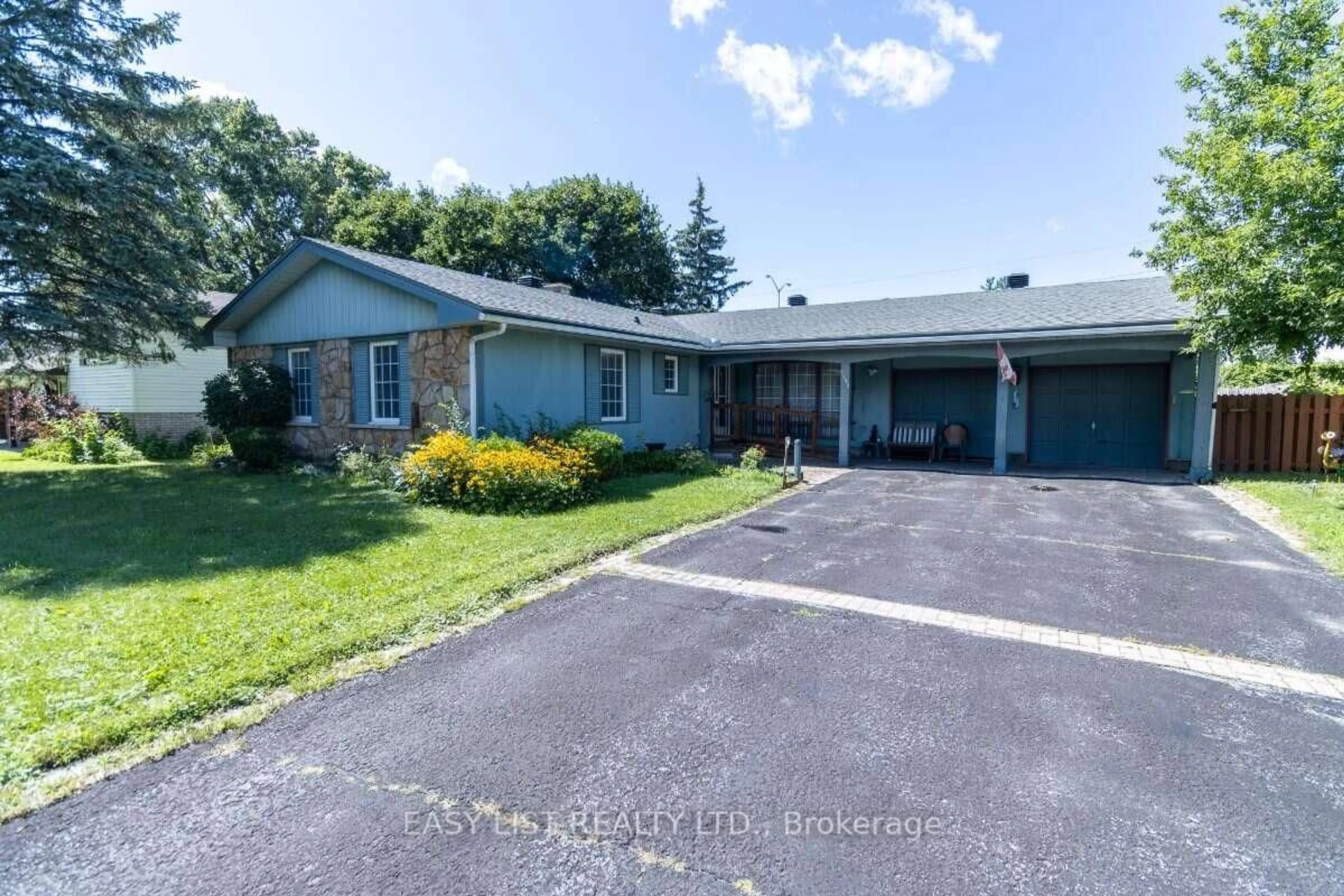 A pic from outside/outdoor area/front of a property/back of a property/a pic from drone, street for 1999 Garfield Ave, Ottawa Ontario K2C 0W7