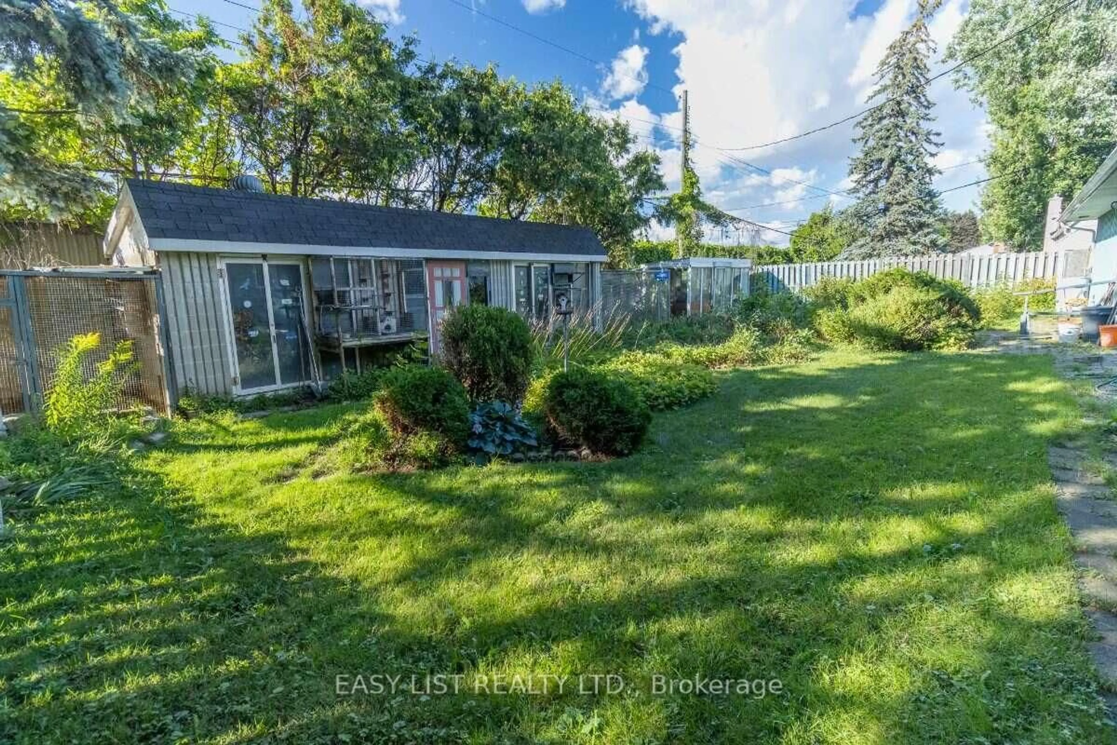 A pic from outside/outdoor area/front of a property/back of a property/a pic from drone, water/lake/river/ocean view for 1999 Garfield Ave, Ottawa Ontario K2C 0W7