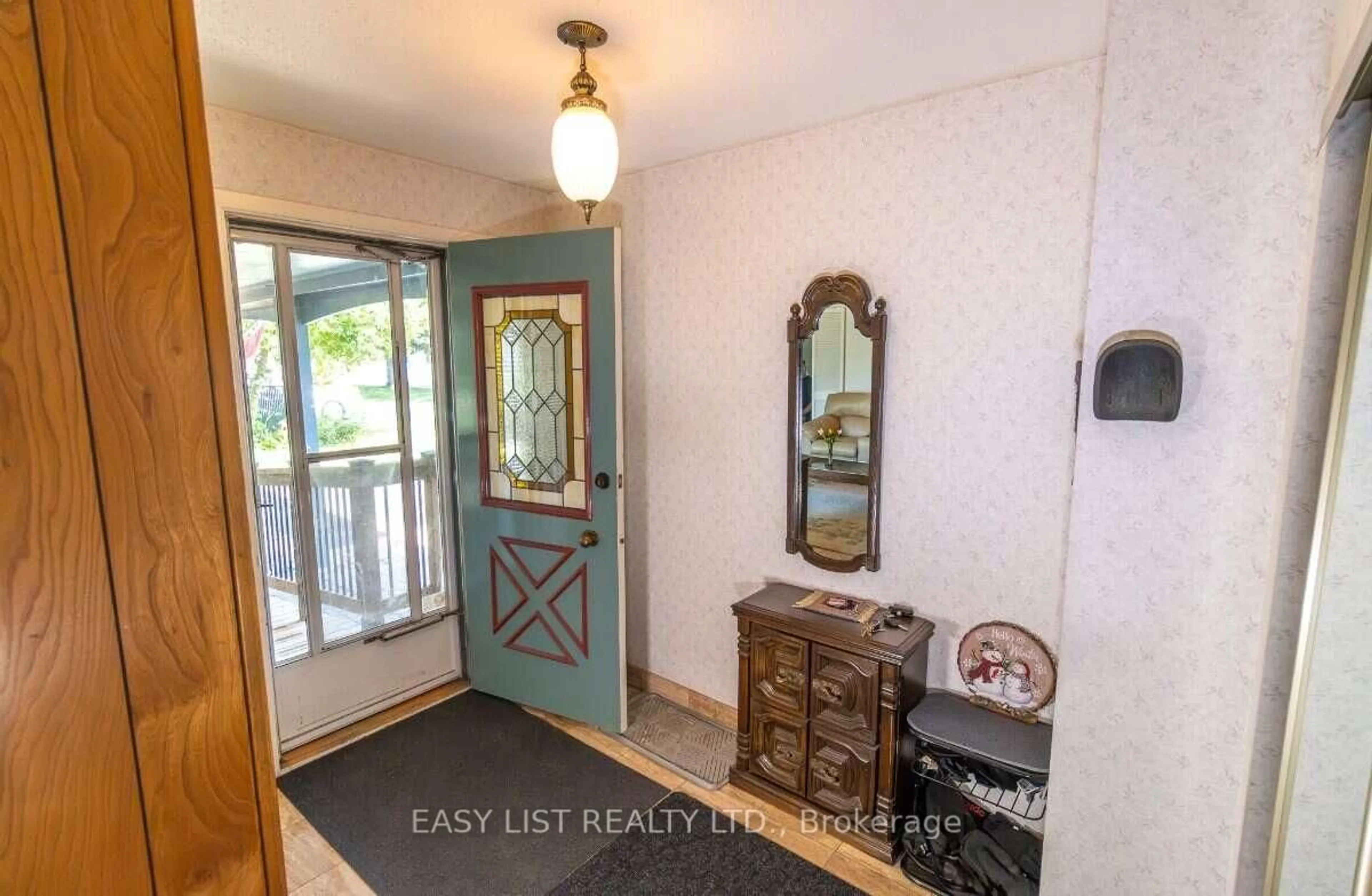Indoor entryway for 1999 Garfield Ave, Ottawa Ontario K2C 0W7