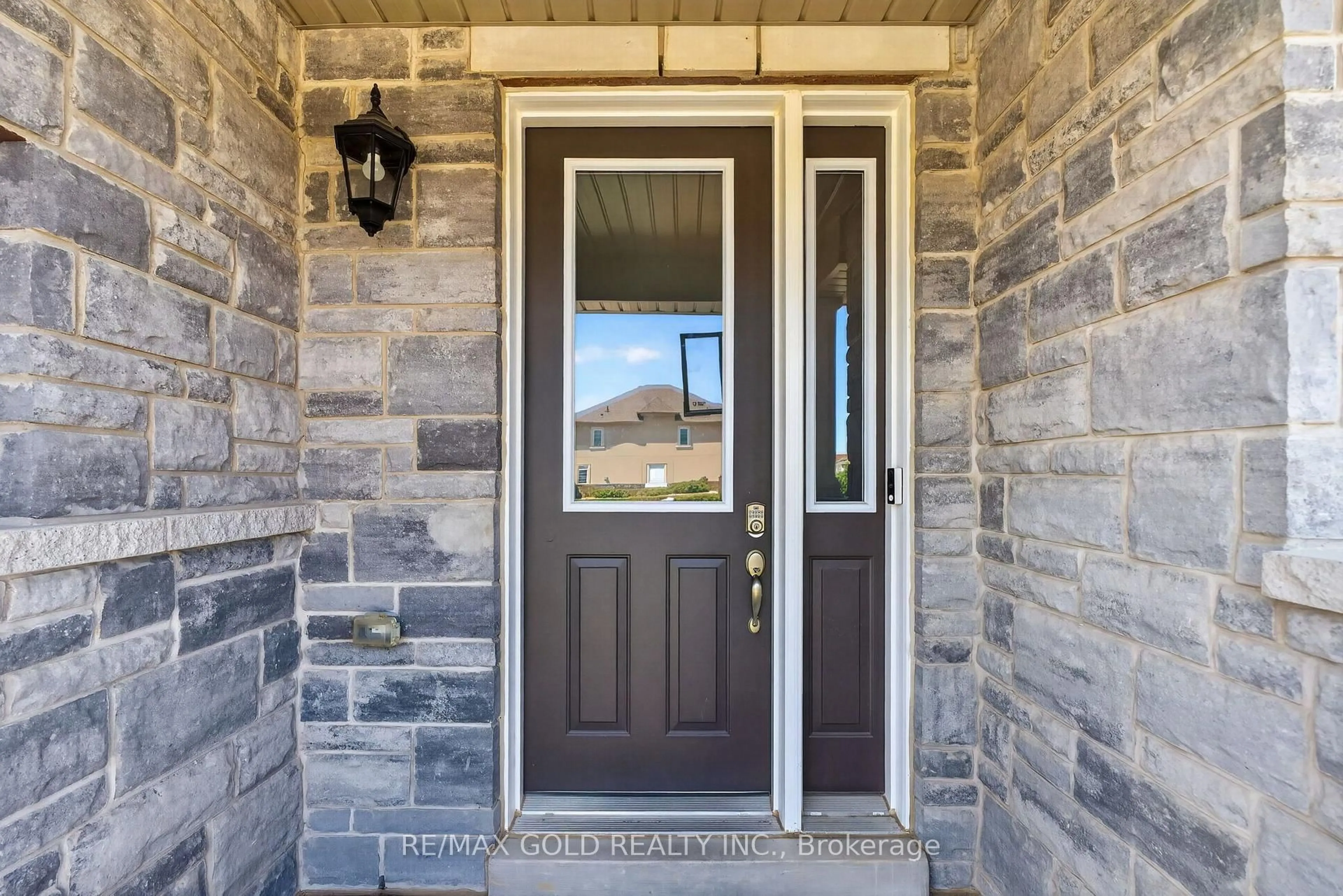 Indoor entryway for 347 Raymond Rd, Hamilton Ontario L9K 0G8