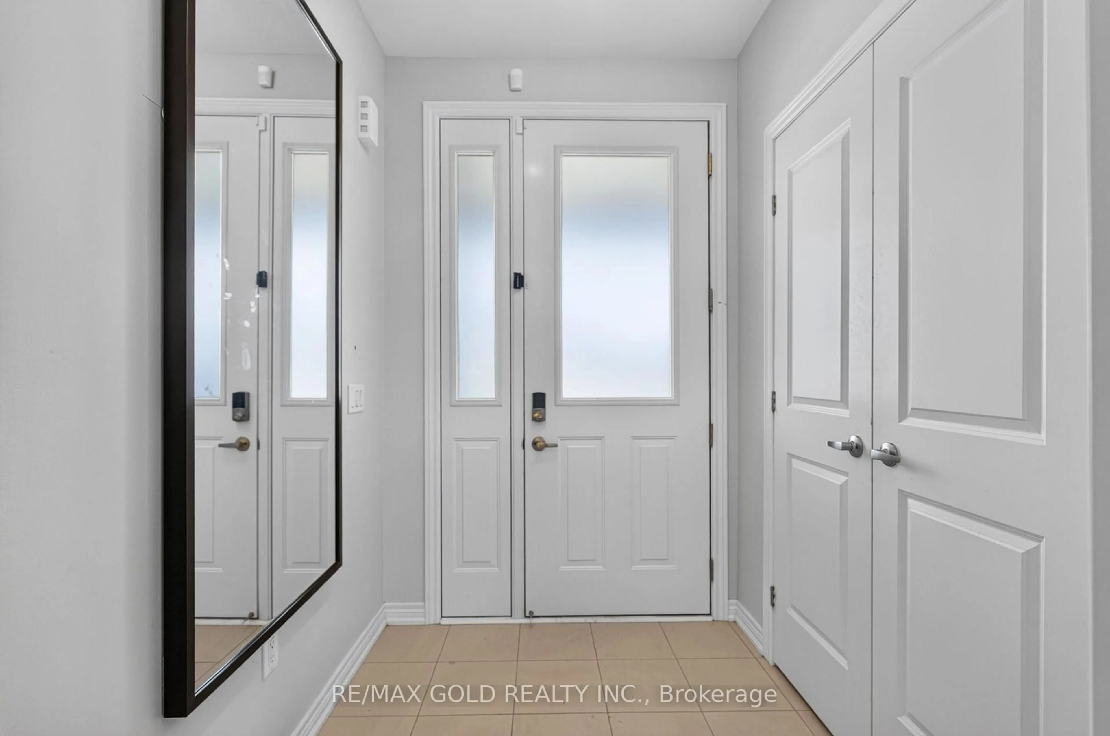 Indoor entryway for 347 Raymond Rd, Hamilton Ontario L9K 0G8