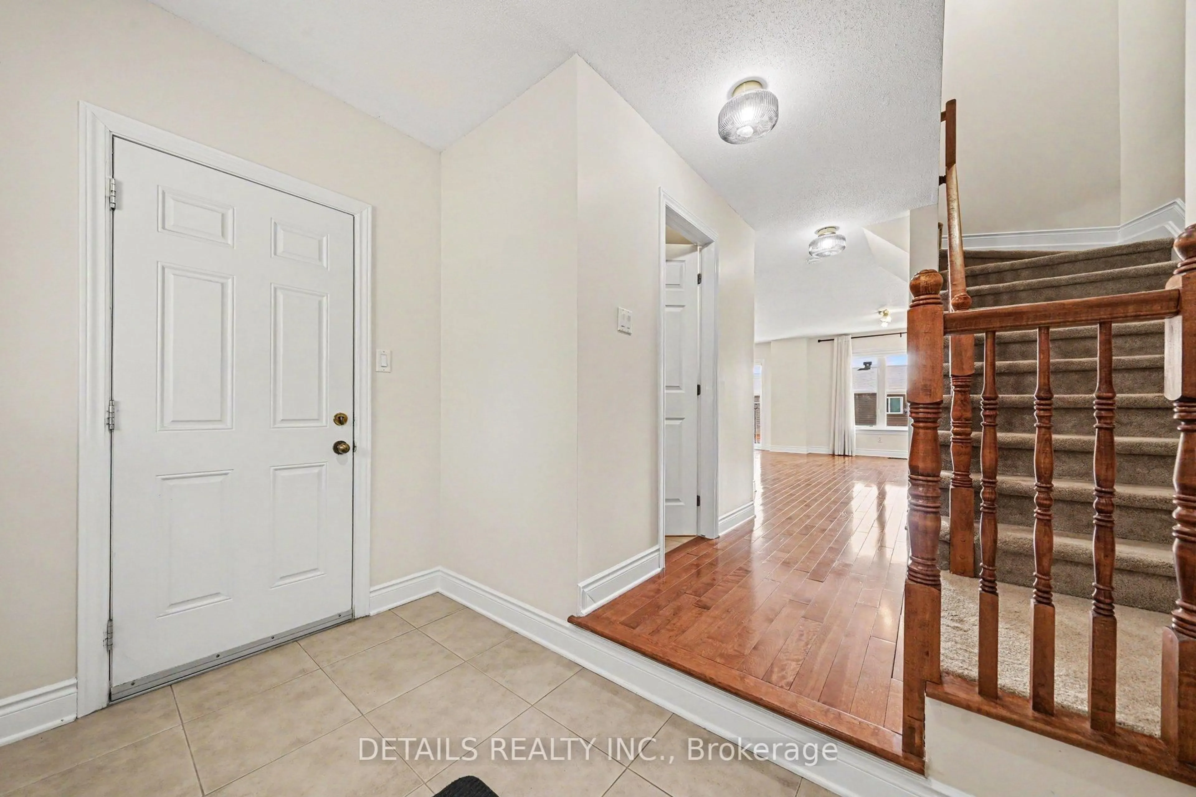 Indoor entryway for 261 Parkin Circ, Ottawa Ontario K1T 4G8