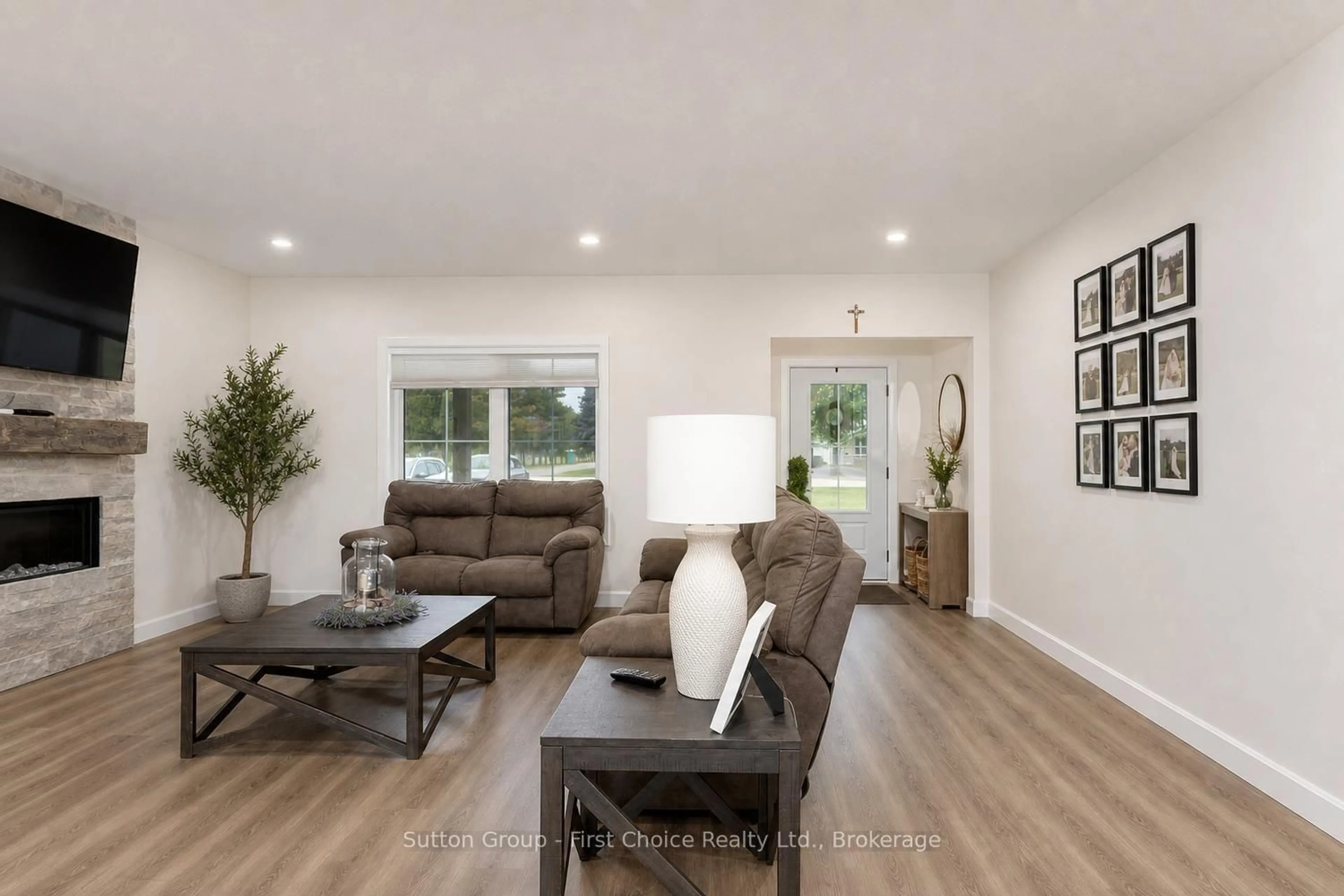 Living room with furniture, unknown for 3184 Road 122 Rd, Perth South Ontario N0K 1V0