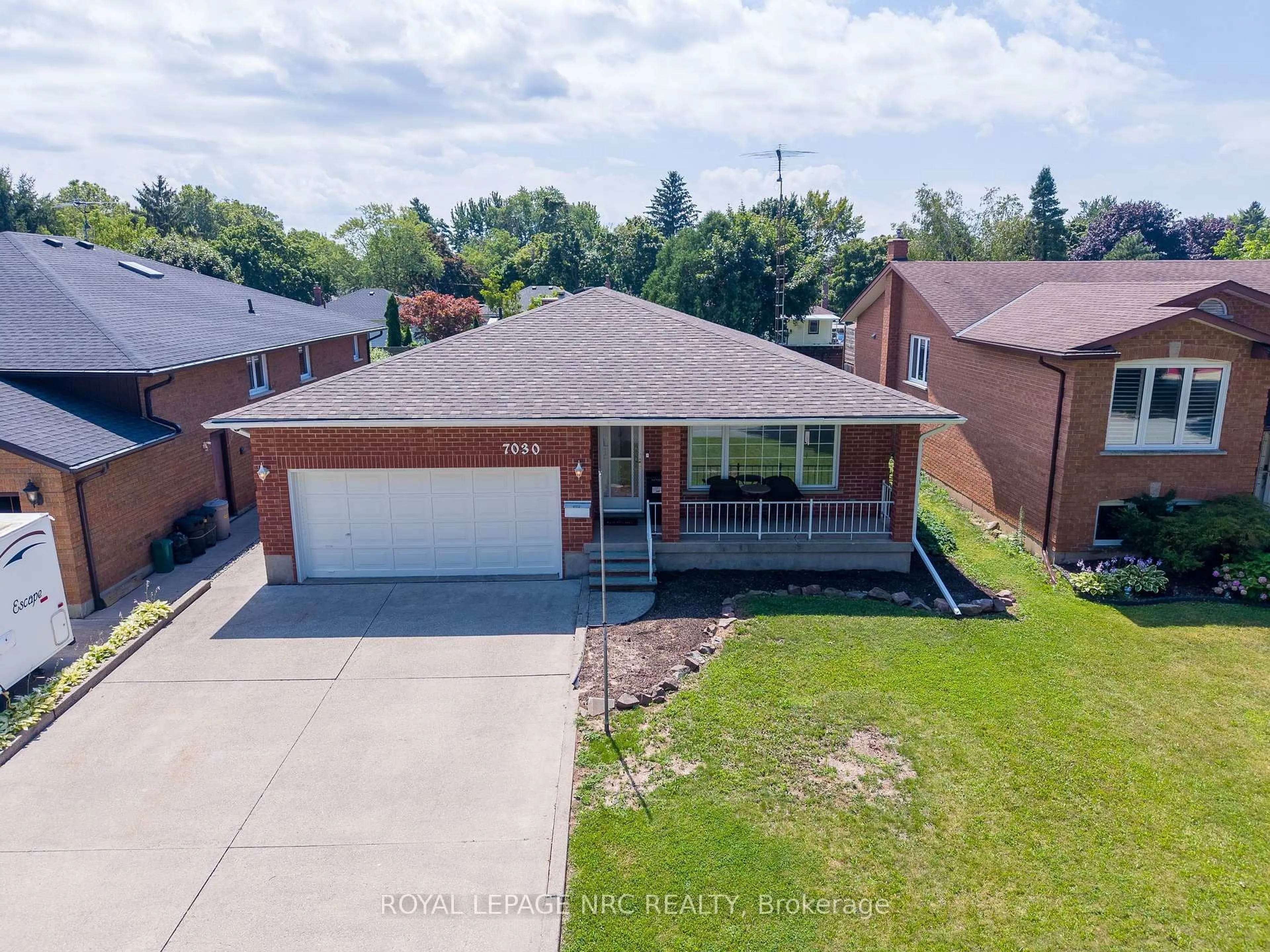 A pic from outside/outdoor area/front of a property/back of a property/a pic from drone, street for 7030 HAROVICS Lane, Niagara Falls Ontario L2G 7S9
