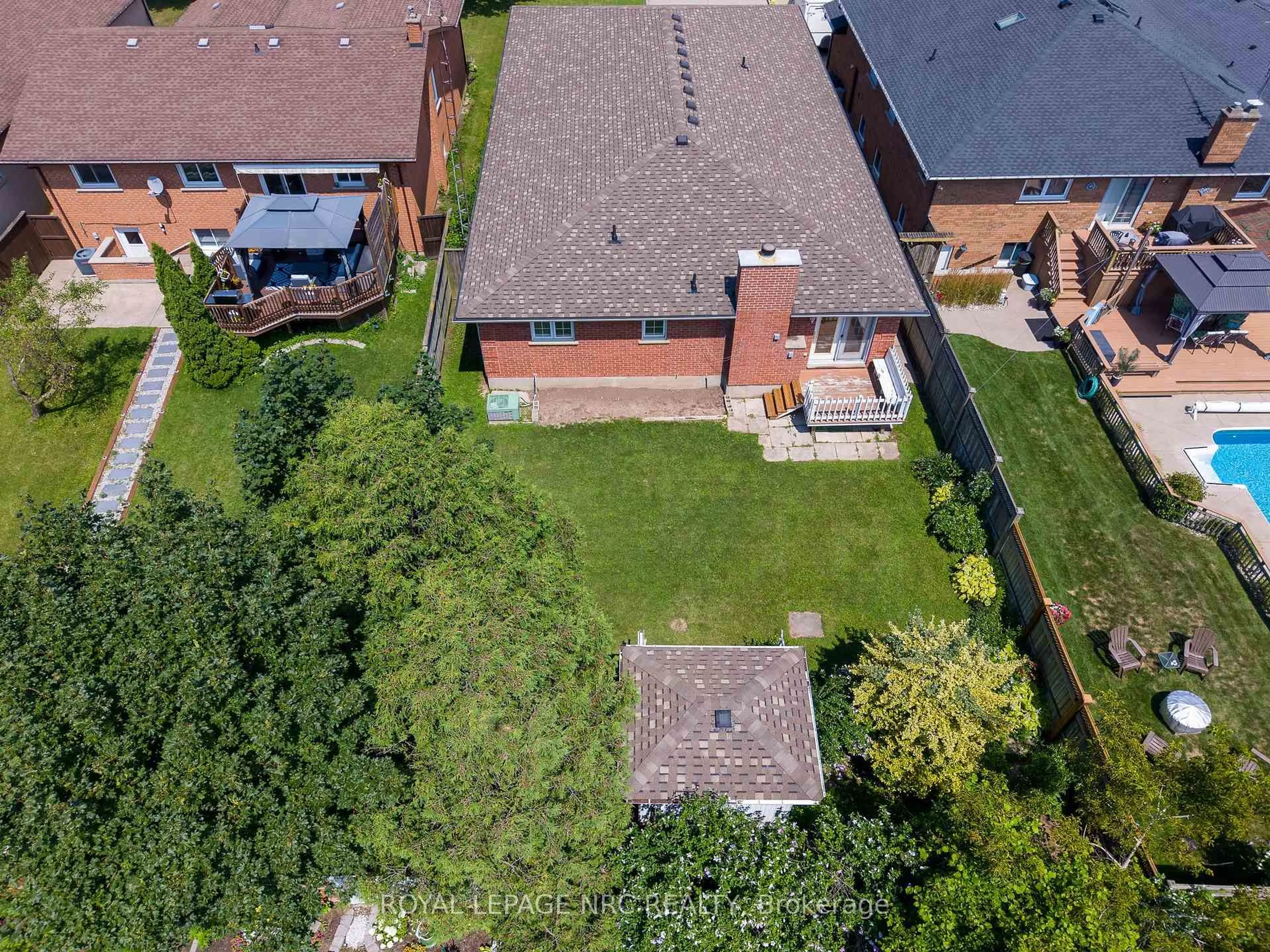 A pic from outside/outdoor area/front of a property/back of a property/a pic from drone, street for 7030 HAROVICS Lane, Niagara Falls Ontario L2G 7S9