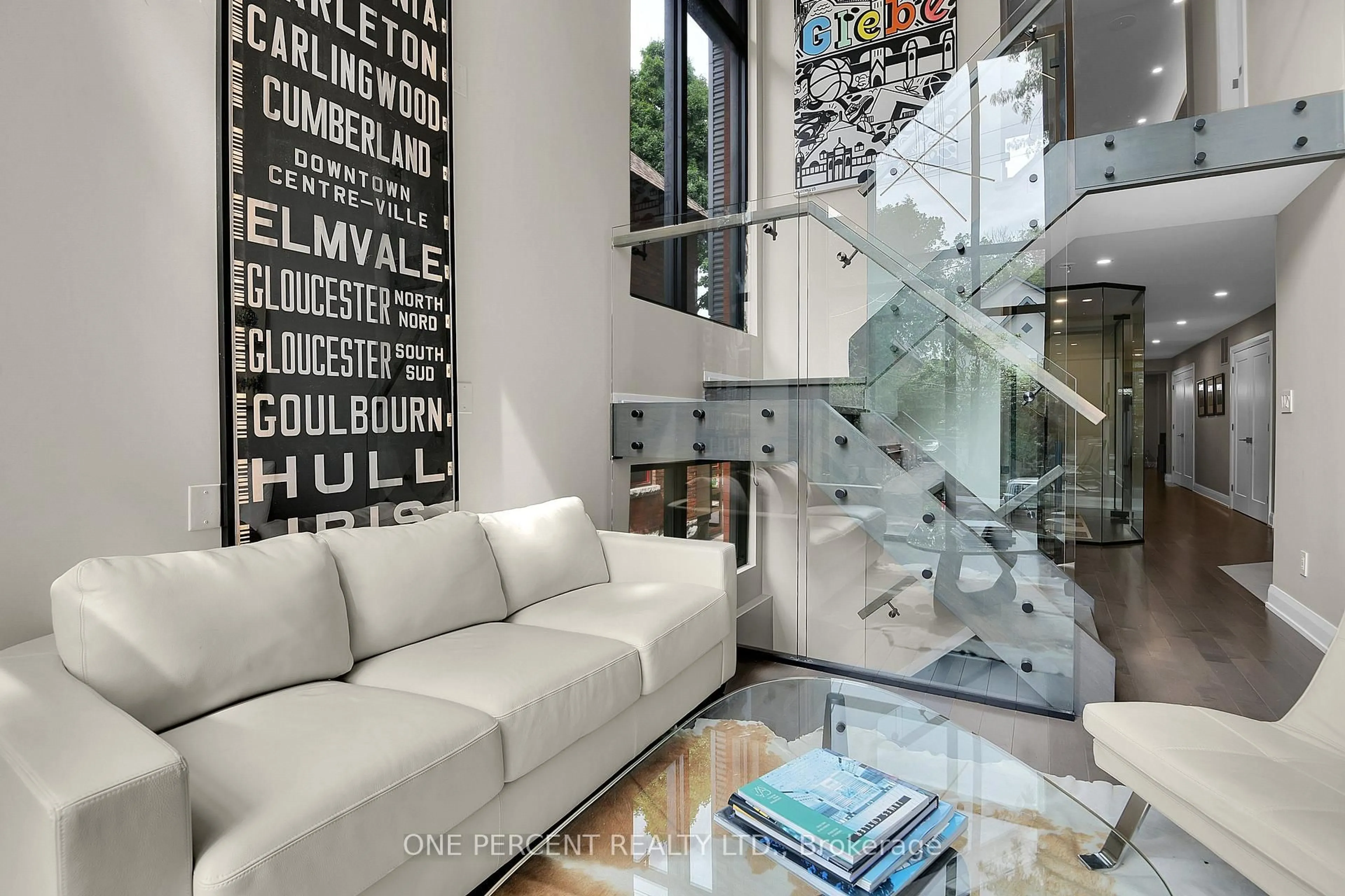 Indoor foyer for 41 Second Ave, Ottawa Ontario K1S 2H2