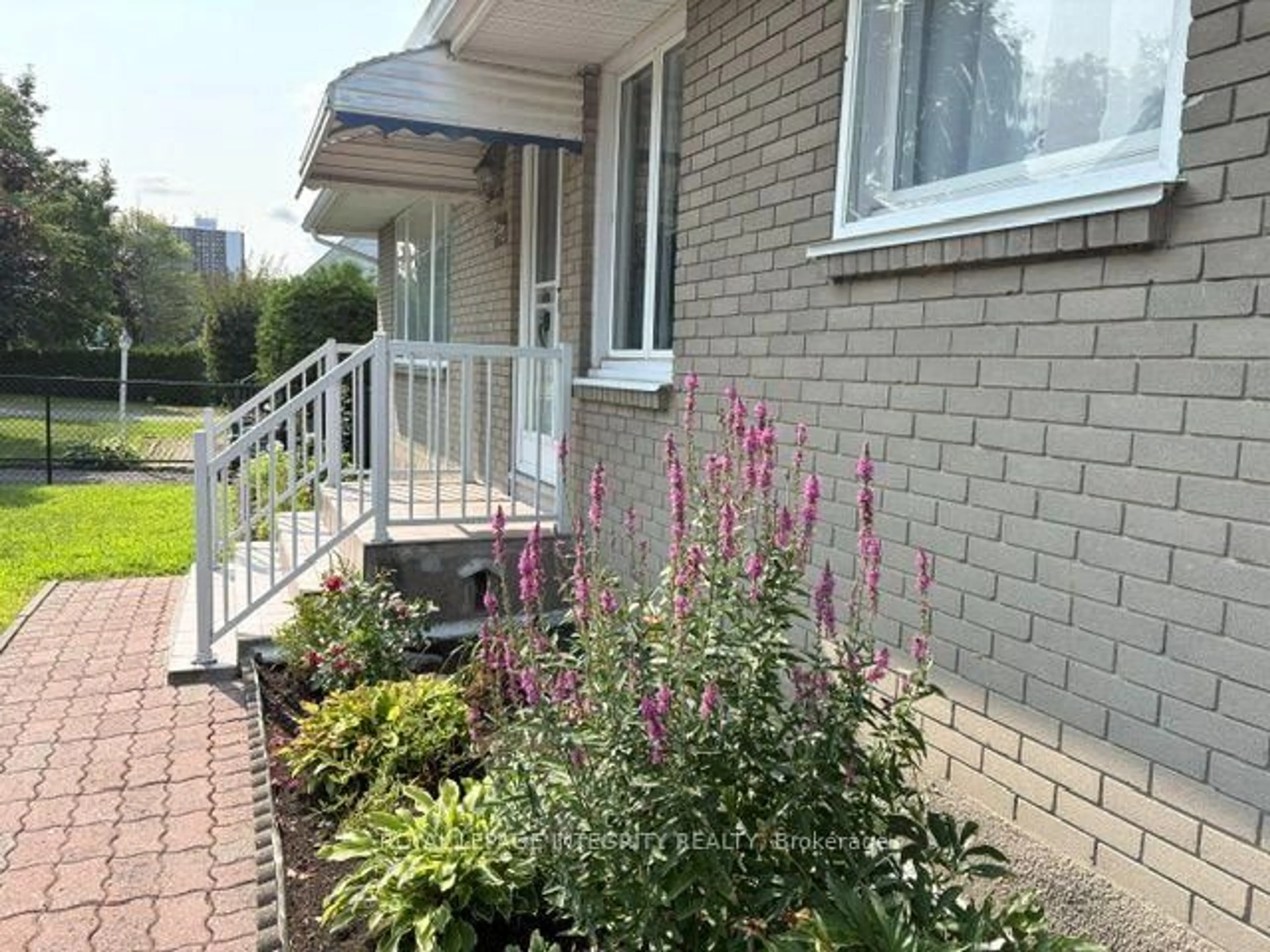 Patio, street for 393 Spartan Ave, Ottawa Ontario K1K 1J6