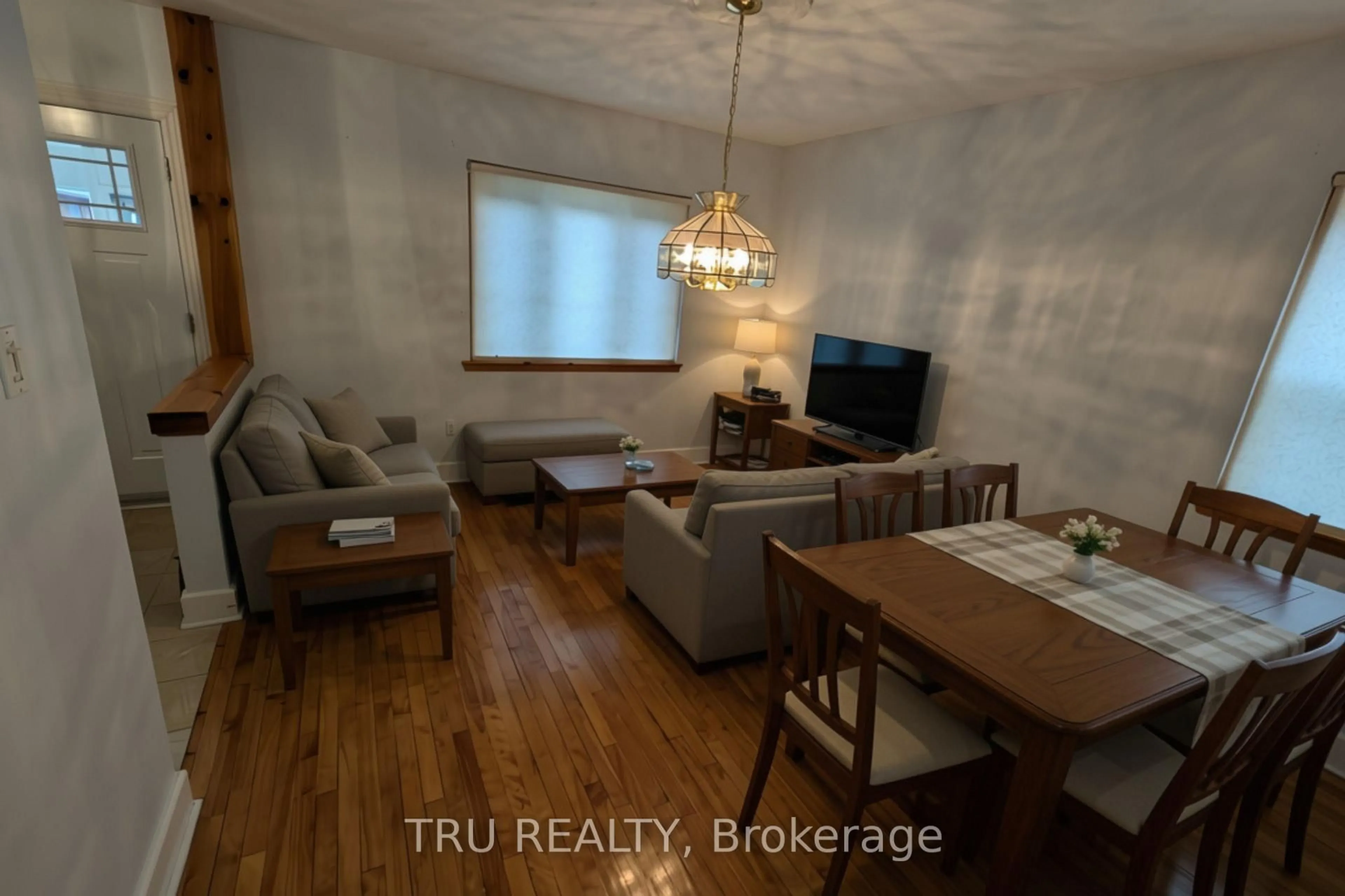 A pic of a room for 105 Mailes Ave, Ottawa Ontario K1Z 6V5