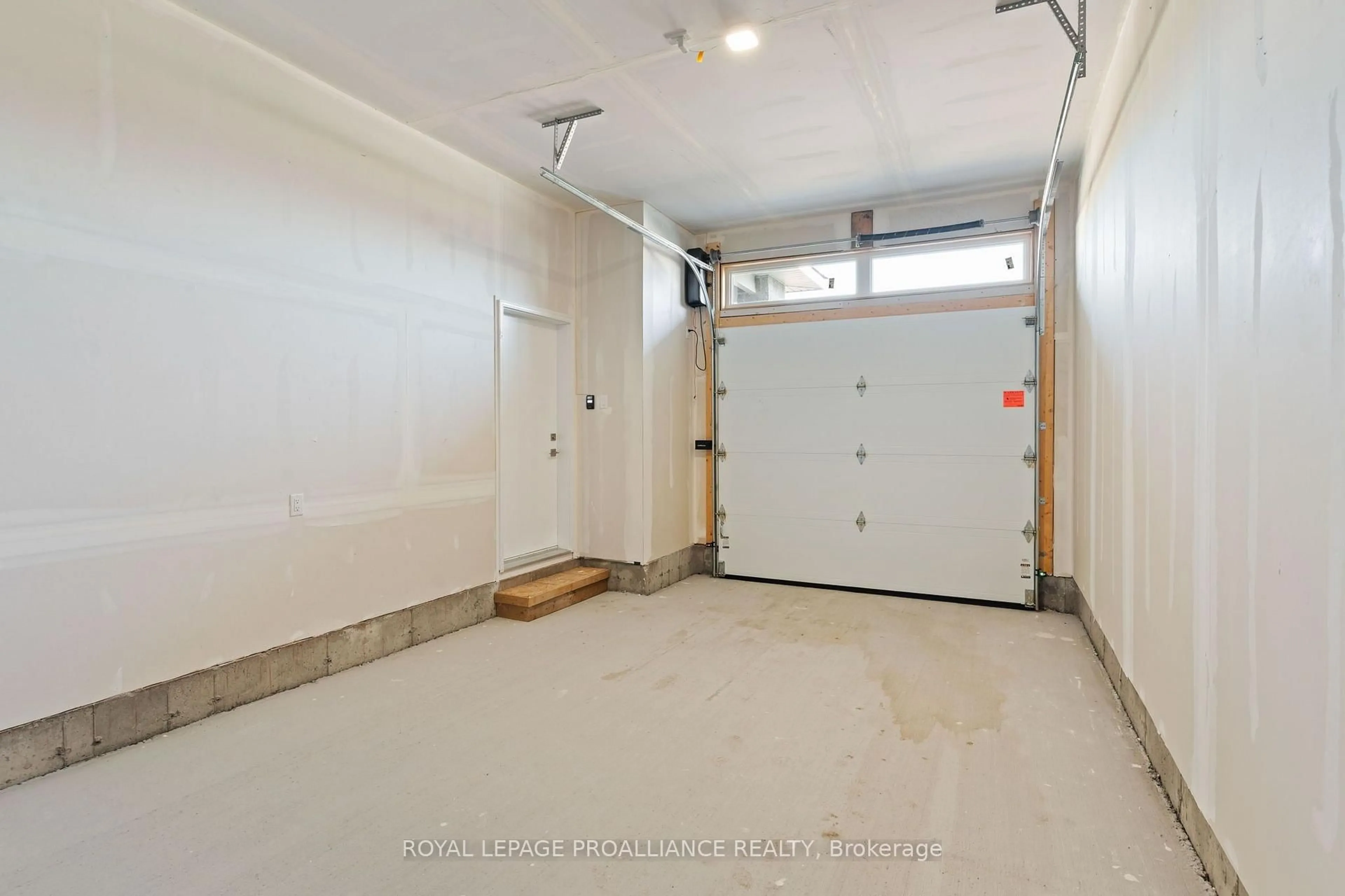 Indoor garage for 1086 Moore St, Brockville Ontario K6V 0H2
