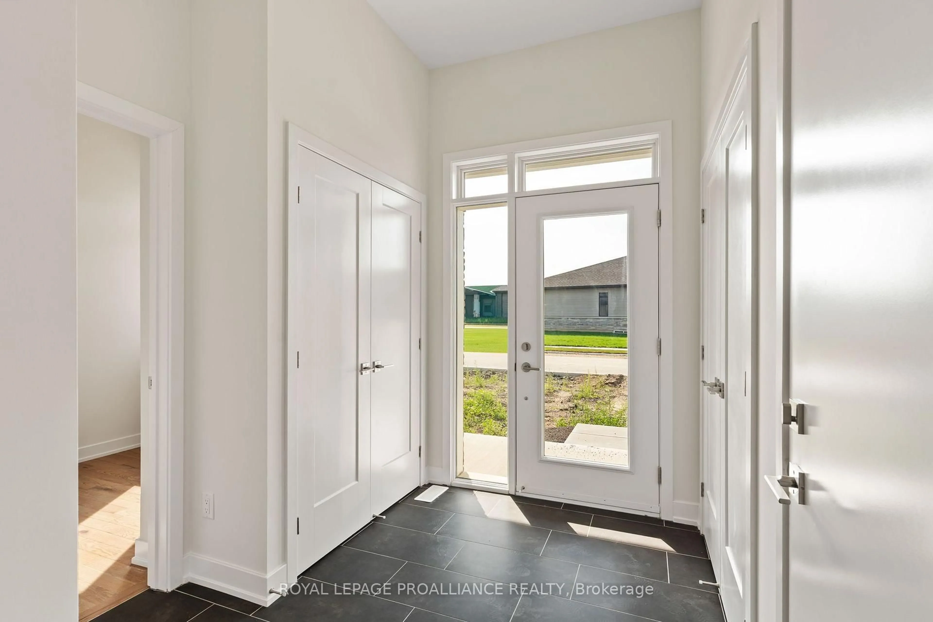 Indoor entryway for 1086 Moore St, Brockville Ontario K6V 0H2