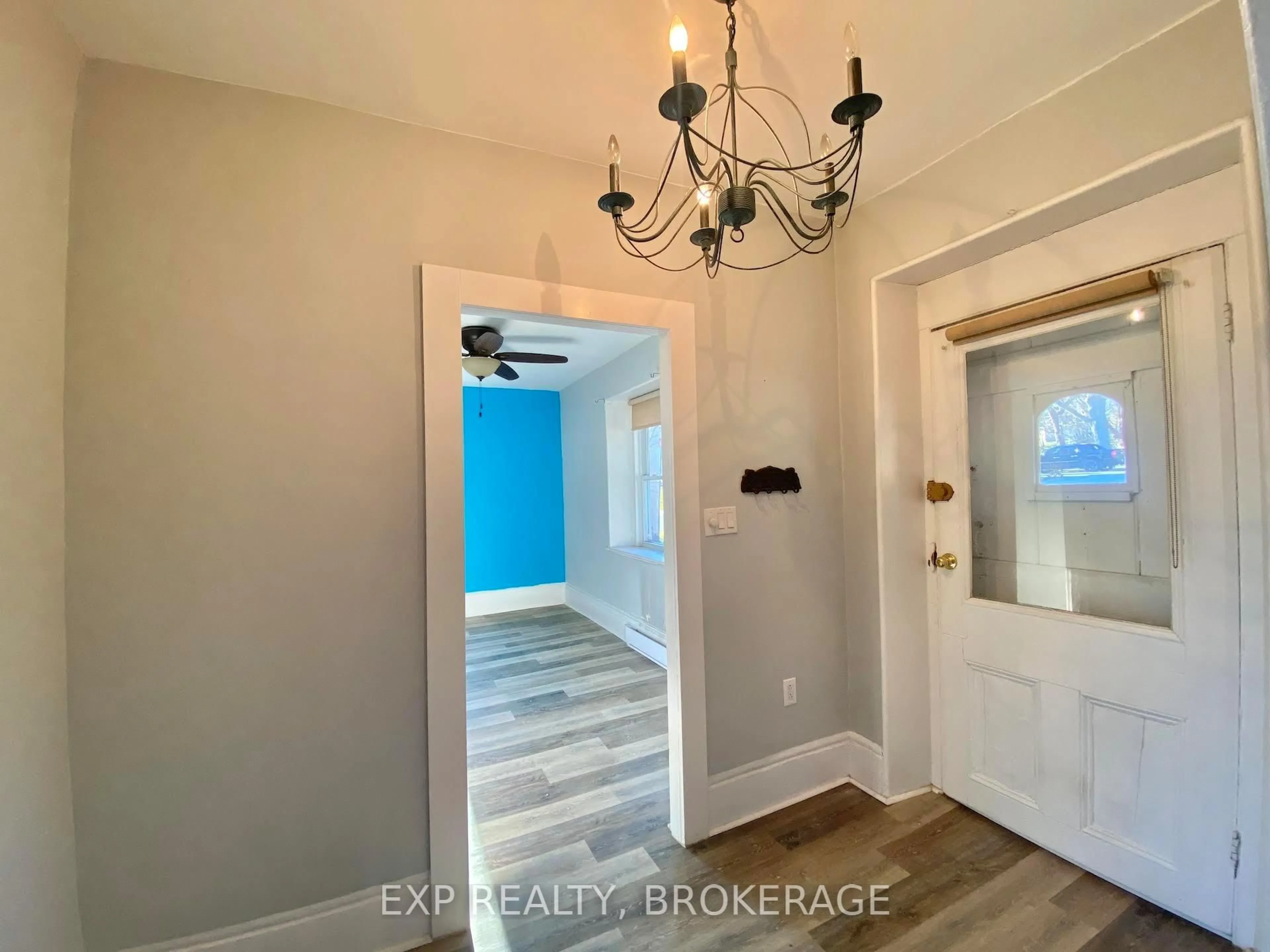 Indoor entryway for 912 PURDY MILLS Rd, Kingston Ontario K7M 3M9