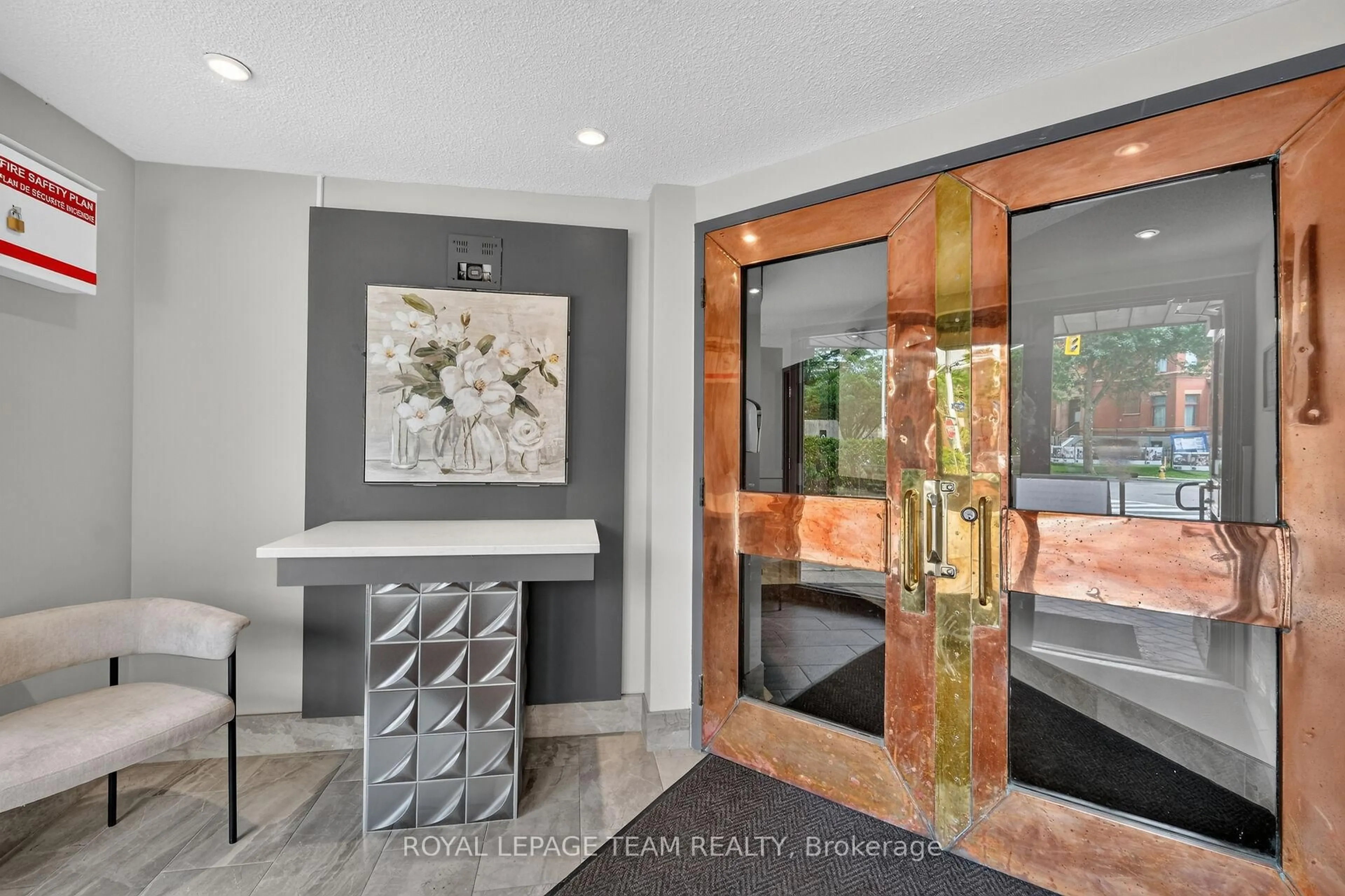 Indoor entryway for 317 Metcalfe St #302, Ottawa Ontario K2P 1S3