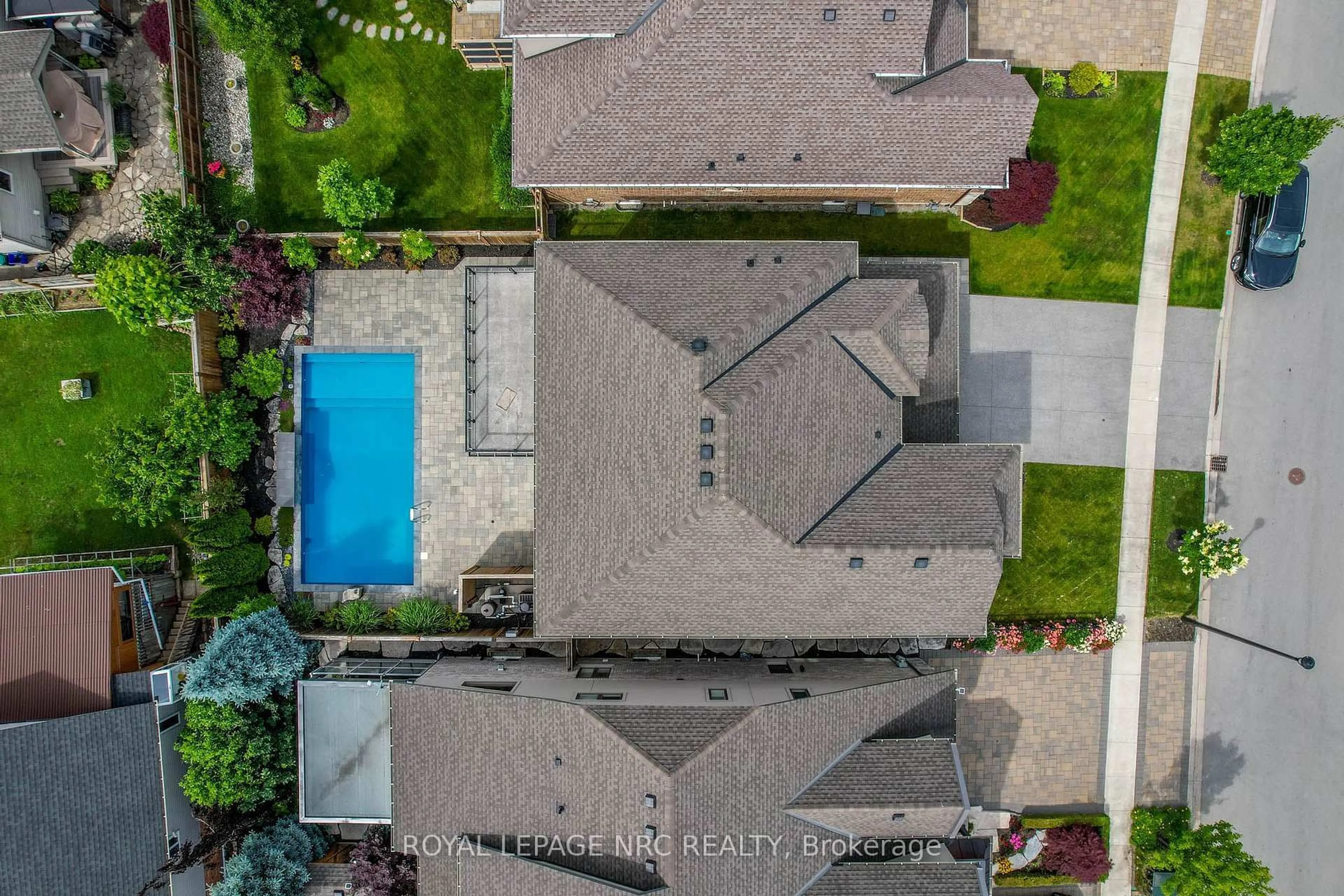 A pic from outside/outdoor area/front of a property/back of a property/a pic from drone, street for 8 TUSCANY Crt, St. Catharines Ontario L2S 0E2
