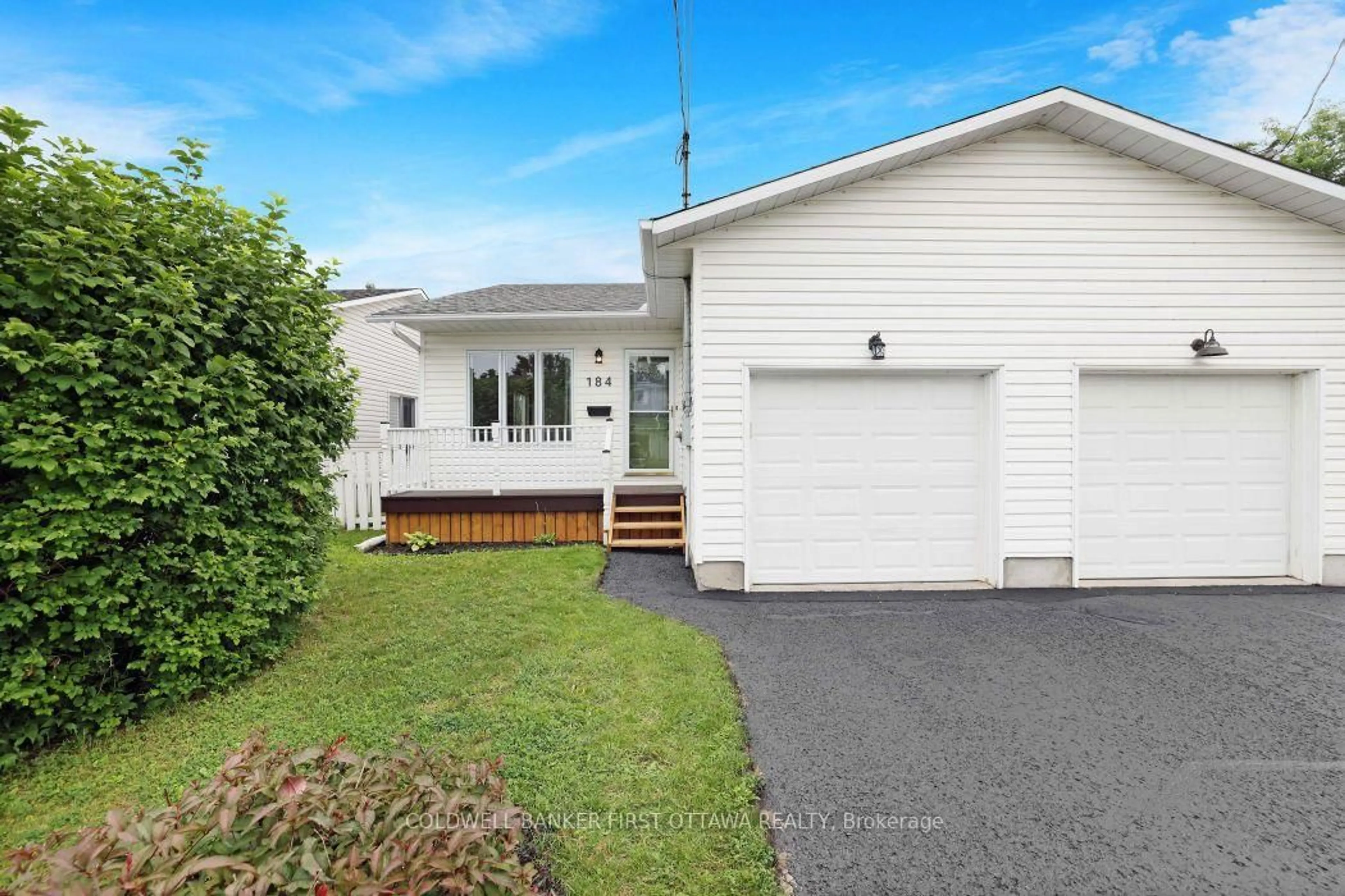 A pic from outside/outdoor area/front of a property/back of a property/a pic from drone, street for 184 Morris St, Carleton Place Ontario K7C 4M8