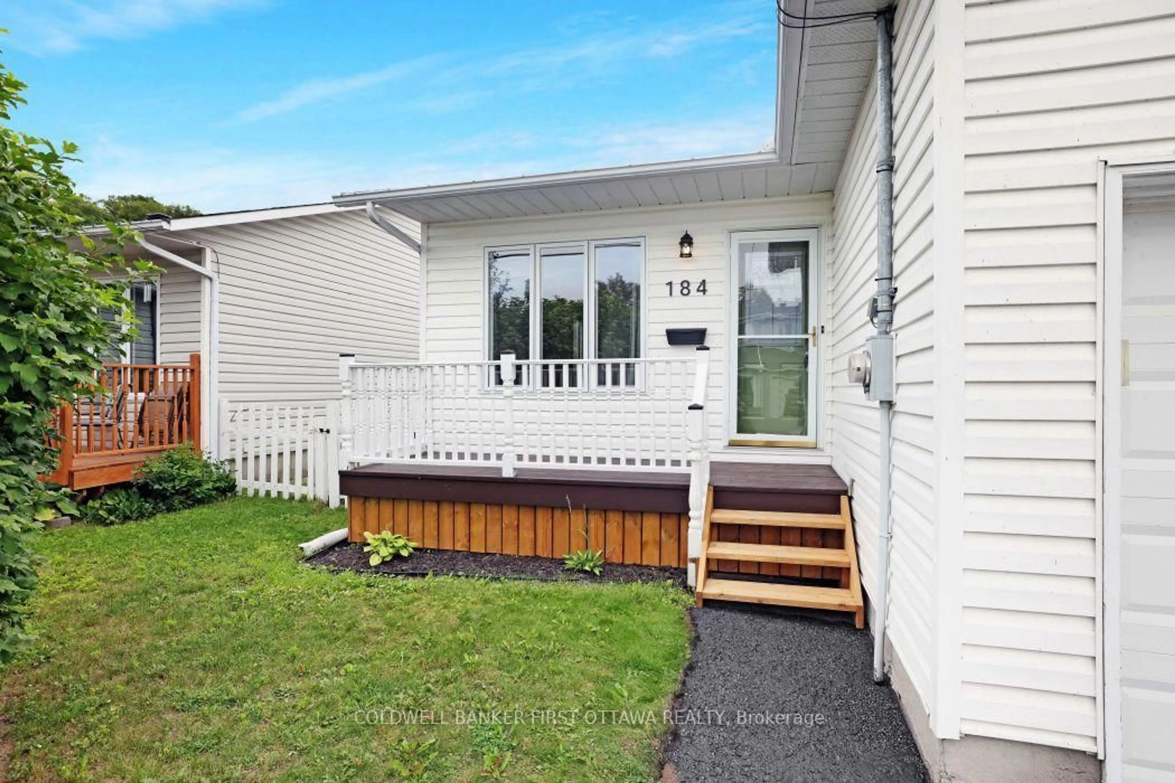 Home with vinyl exterior material, street for 184 Morris St, Carleton Place Ontario K7C 4M8