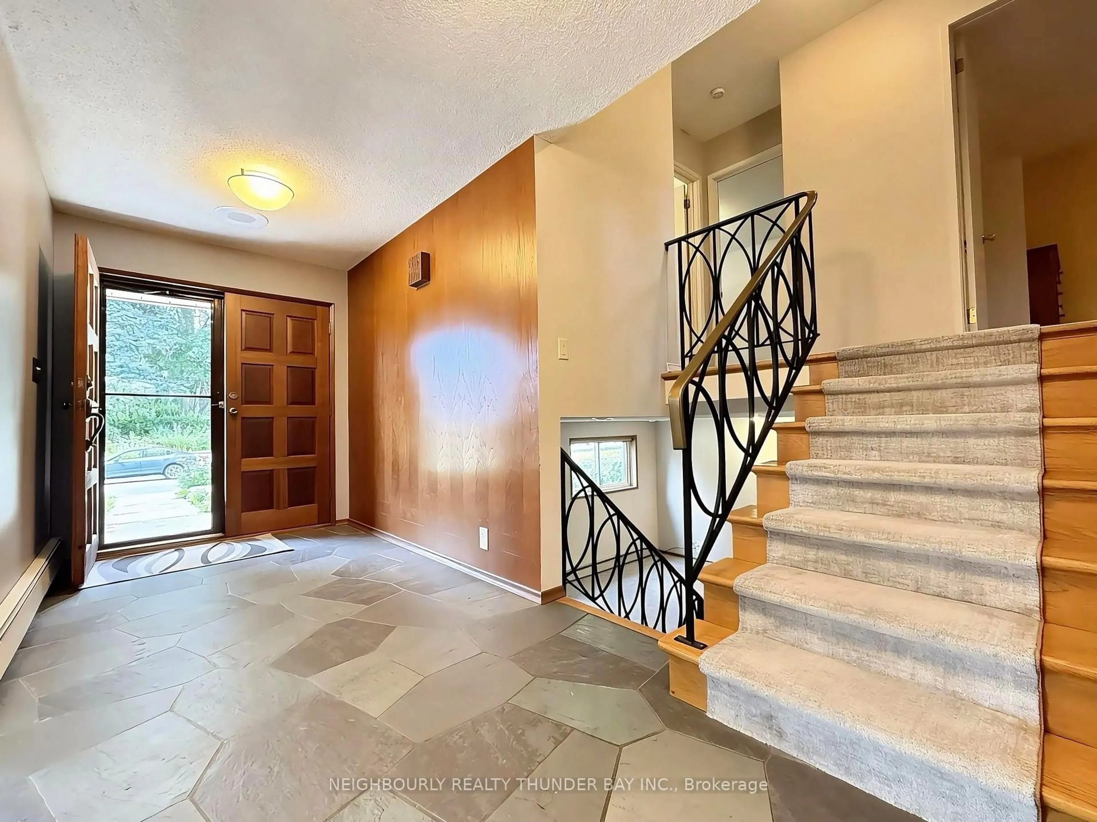 Indoor foyer for 204 Anten St, Thunder Bay Ontario P7B 5J6