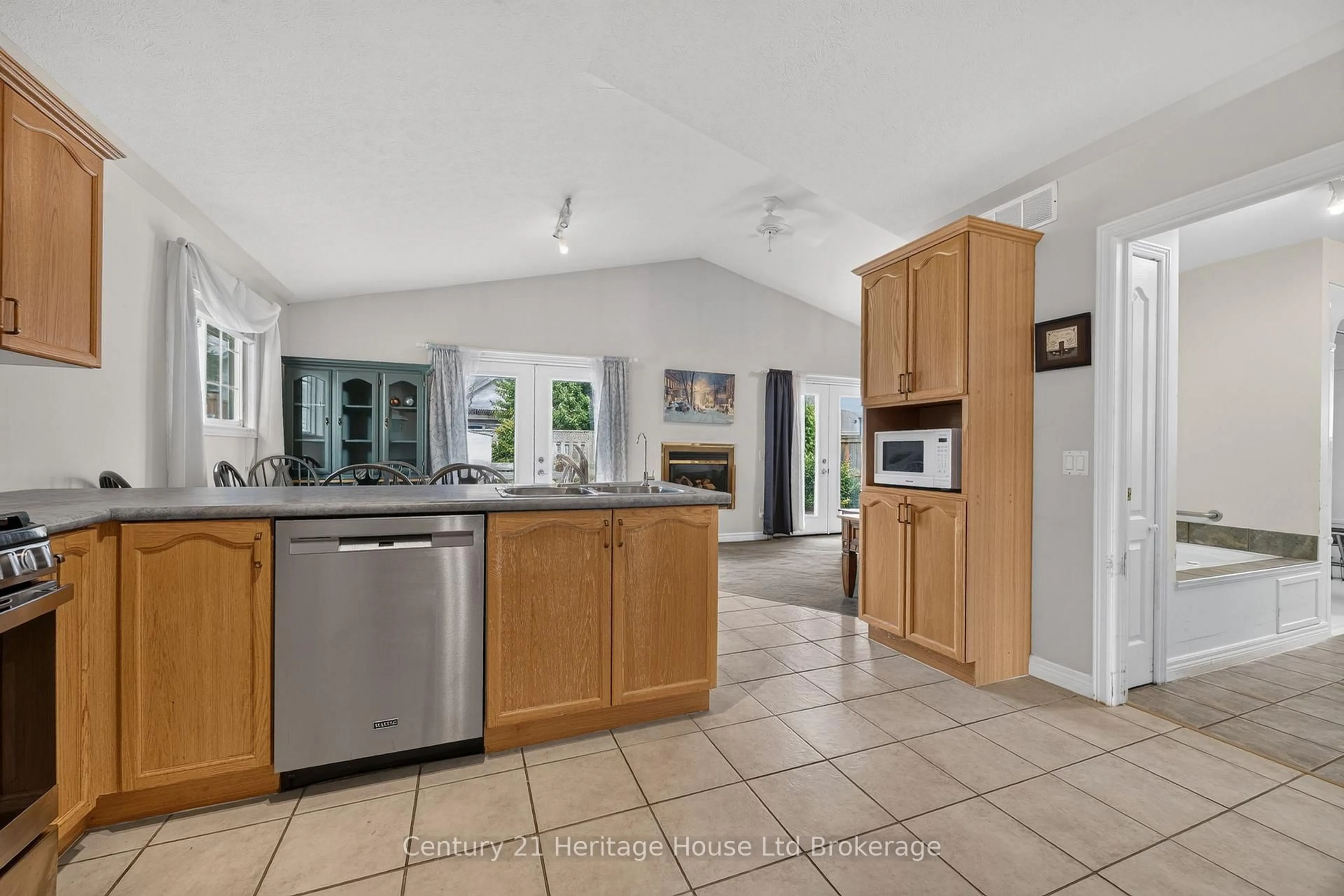 Open concept kitchen, unknown for 26 Peach St, Tillsonburg Ontario N4G 5N6